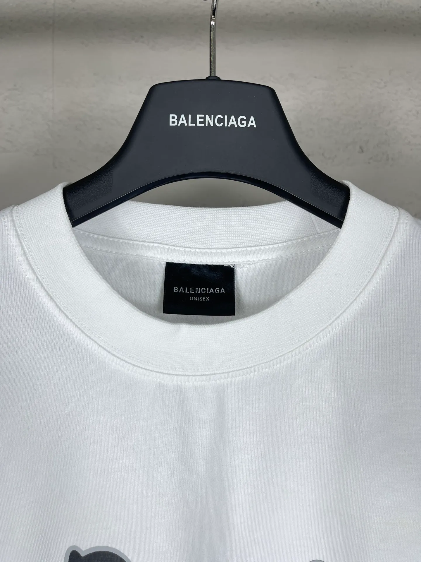 🅿️180 photos [Top version. Official website quality] BALENCI*GA/Paris. SS24 latest model, enjoy Paris art print short-sleeved T-shirt on the front. Brick cabinet synchronization. Genuine product developed in the first time, happy to print and compare! The fabric is made of Paris ZP custom-woven and dyed cotton double yarn. Weighing 260 grams, the cloth surface is clean. The cloth pattern is clear, soft and comfortable. The threads are dyed with no color difference. The printing uses environmentally friendly imported materials. The letters are clear and the effect is three-dimensional. The version adopts OS loose shoulder design. Same style for men and women. Code: BL223370 Color: Lake blue, red, white Size: XS S M L