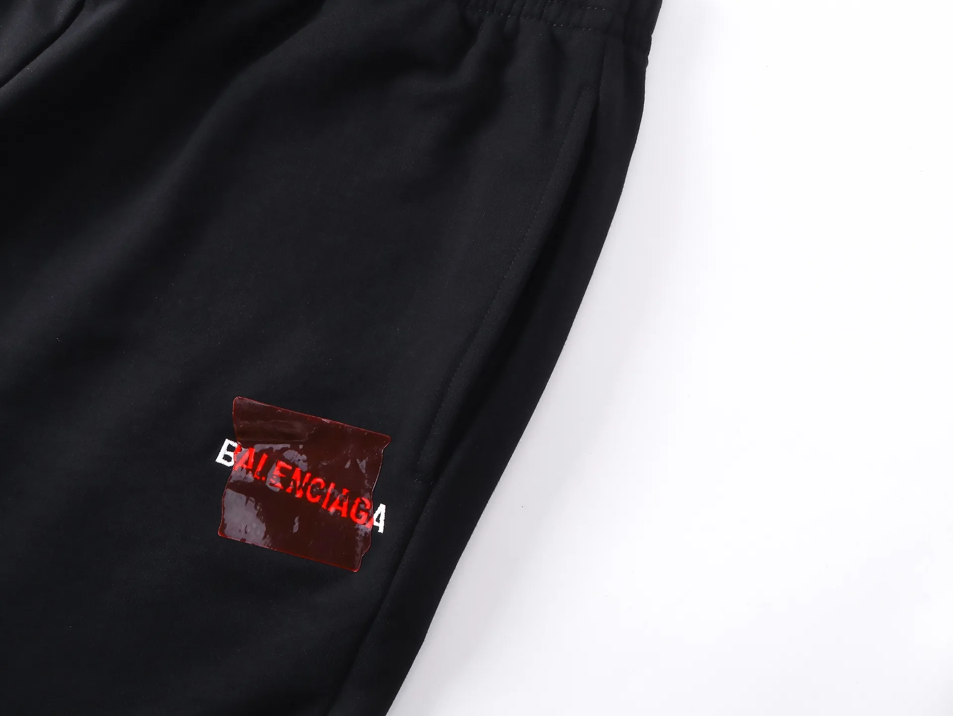 🅿️210 real photos [Top version. Official website quality] BALENCI*GA/Paris. 2025 new model. Paris letter LOGO embroidered tape-laminated shorts. Brick cabinet synchronization. Genuine product developed at the first time, please print and compare! The fabric is made of Paris ZP custom-woven and dyed 100% cotton terry sweatshirt. The weight is 460 grams. The cloth surface is clean. The cloth pattern is clear and the hand feels soft and comfortable. The embroidery uses an imported Tajima embroidery machine. The letters are clear and the effect is three-dimensional. The version adopts a loose version. Same style for men and women. Code: BL257005 Color: Black Size: XS S M L