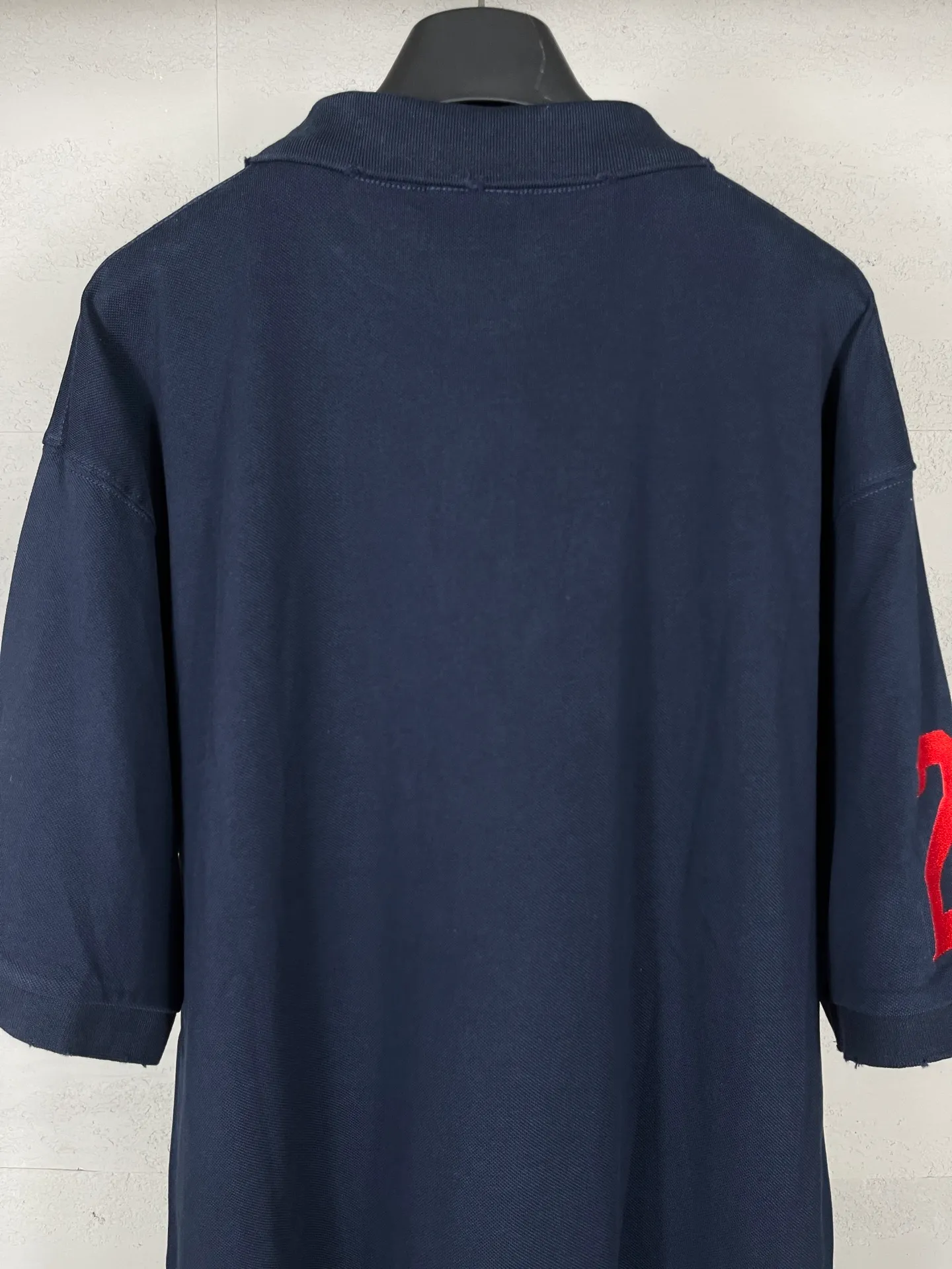 🅿️240 real photos [Top version. Official website quality] BALENCI*GA/Paris #2025 war horse embroidery frayed old POLO shirt, washed and worn, full of design. Welcome to compare. The fabric is made of Paris ZP custom-woven and dyed cotton pique, with a weight of 260 grams. The cloth surface is clean. The cloth pattern is clear, soft and comfortable. The threads are woven and dyed with no color difference. The embroidered LOGO is embroidered using imported Tajima embroidery machine. The effect is three-dimensional. Restore the brick cabinet, adopt the OS loose shoulder style. Same style for men and women. Code: BL252210 Color: royal blue Size: XS S M L