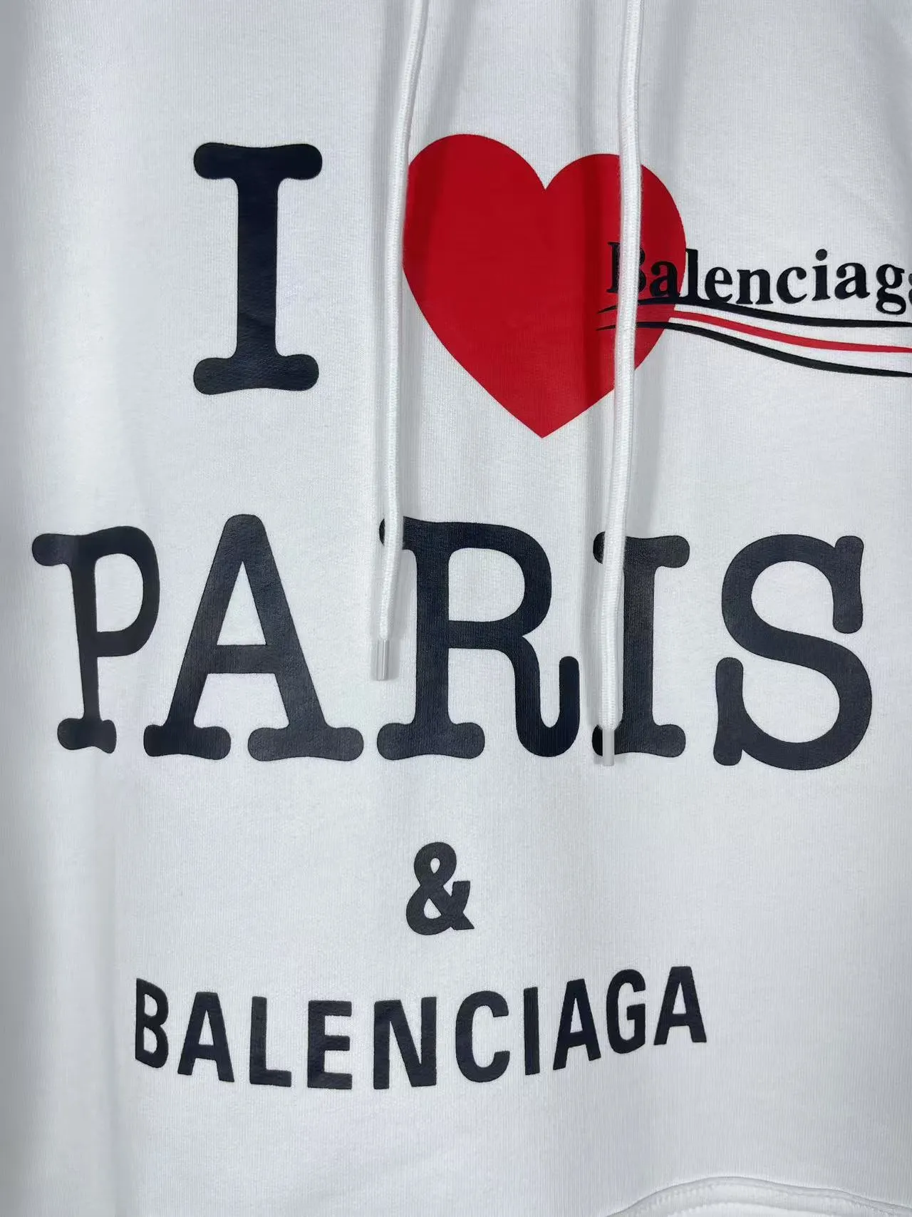 🅿️330 real photos [Top version. Official website quality] BALENCI*GA/Paris. SS25 latest model, Balenciaxx art multi-branded printed hooded sweatshirt. Brick cabinet synchronization. Genuine product developed in the first time, happy to print and compare! The fabric is made of Paris ZP custom-woven and dyed cotton sweatshirt. Weighing 460 grams, the cloth surface is clean. The cloth pattern is clear, soft and comfortable. The threads are dyed with no color difference. The printing uses environmentally friendly imported materials. The letters are clear and the effect is three-dimensional. The version adopts OS loose shoulder design. Same style for men and women. Code: BL258962 Color:: black, white Size: XS S M L