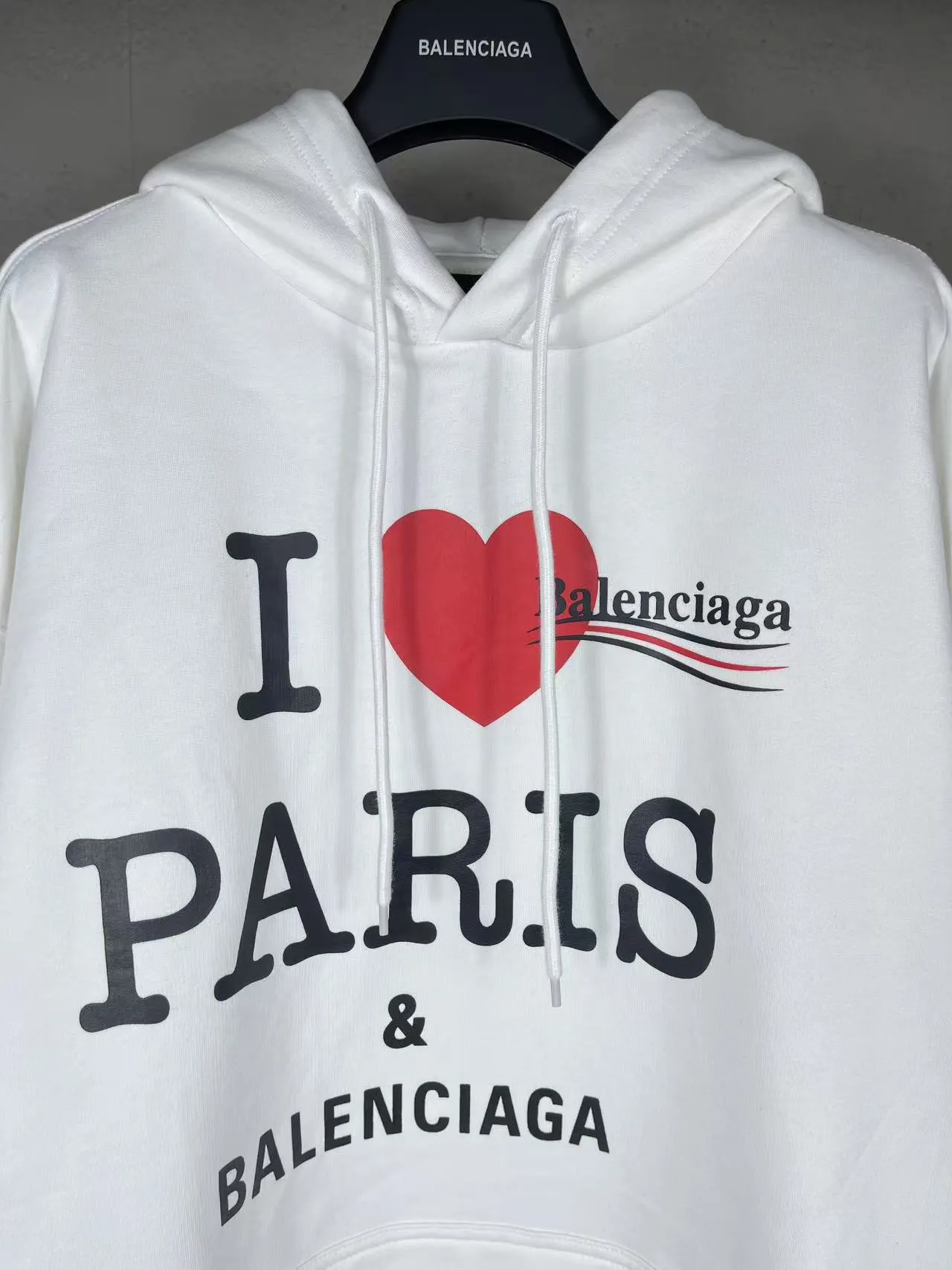 🅿️330 real photos [Top version. Official website quality] BALENCI*GA/Paris. SS25 latest model, Balenciaxx art multi-branded printed hooded sweatshirt. Brick cabinet synchronization. Genuine product developed in the first time, happy to print and compare! The fabric is made of Paris ZP custom-woven and dyed cotton sweatshirt. Weighing 460 grams, the cloth surface is clean. The cloth pattern is clear, soft and comfortable. The threads are dyed with no color difference. The printing uses environmentally friendly imported materials. The letters are clear and the effect is three-dimensional. The version adopts OS loose shoulder design. Same style for men and women. Code: BL258962 Color:: black, white Size: XS S M L
