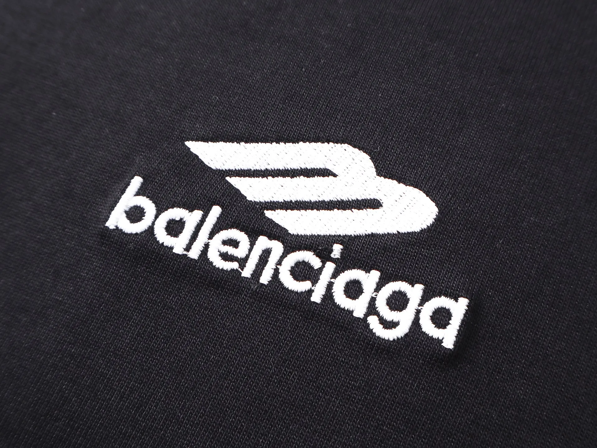 🅿️280 BALENCI*GA Paris classic small label 3M logo hooded long-sleeved T-shirt. The front and sleeves are embroidered with imported Tajima machines. The effect is three-dimensional. Restore the brick cabinet. Exclusively woven and dyed 280g fabric. The threads are dyed in the same vat with zero color difference. The version adopts OS loose shoulder version. Welcome to compare. Same style for men and women -Color: black -SIZE: Xs S M L Style No. 8642#