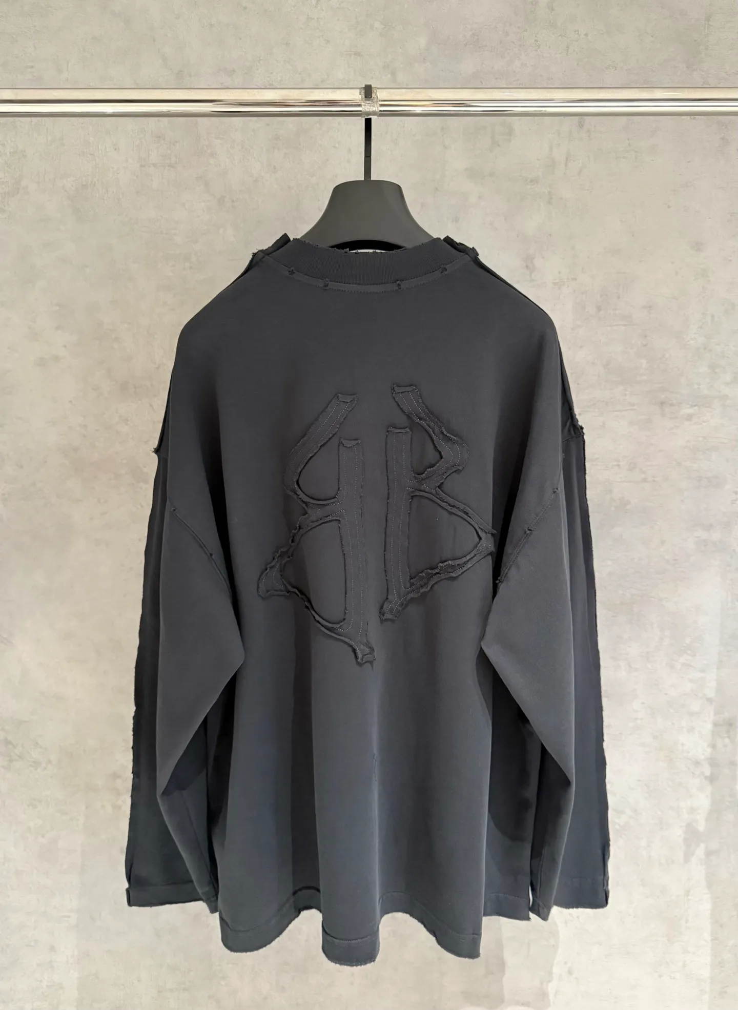 🅿️350 [Strict quality control] BAL Balenciaga's new appliqué embroidered long-sleeved sweatshirt T-shirt. Heavy 340g double yarn fabric. Wash the whole garment twice. Frayed and torn on all four sides. Heavy fabric. The neckline is made of icy Solona. Loose fit. Deep, wide and stylish. No deformation or shrinkage. Color: 3 colors, black, white and gray. Size: M-2xl