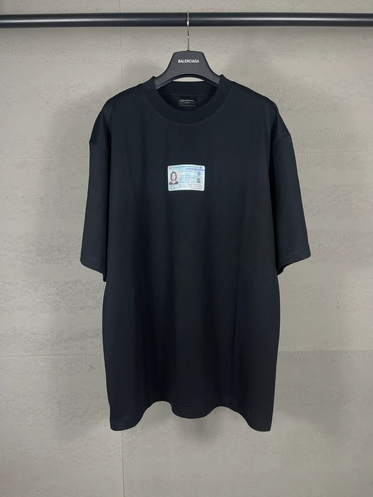 🅿️180 real photos [Top version. Official website quality] BALENCI*GA/Paris.SS25 latest ID card digitally printed short-sleeved T-shirt. Brick cabinets are synchronized. Genuine products are developed at the first time. The fabric is made of Paris ZP custom-woven and dyed cotton double yarn. Weighing 260 grams, the cloth surface is clean. The cloth pattern is clear, soft and comfortable. The threads are dyed with no color difference. The printing uses environmentally friendly imported materials and Kangli digital printing. The letters are clear and the effect is three-dimensional. The version adopts OS loose shoulder design. Same style for men and women. Code: BL253625 Color: Black Size: XS S M L
