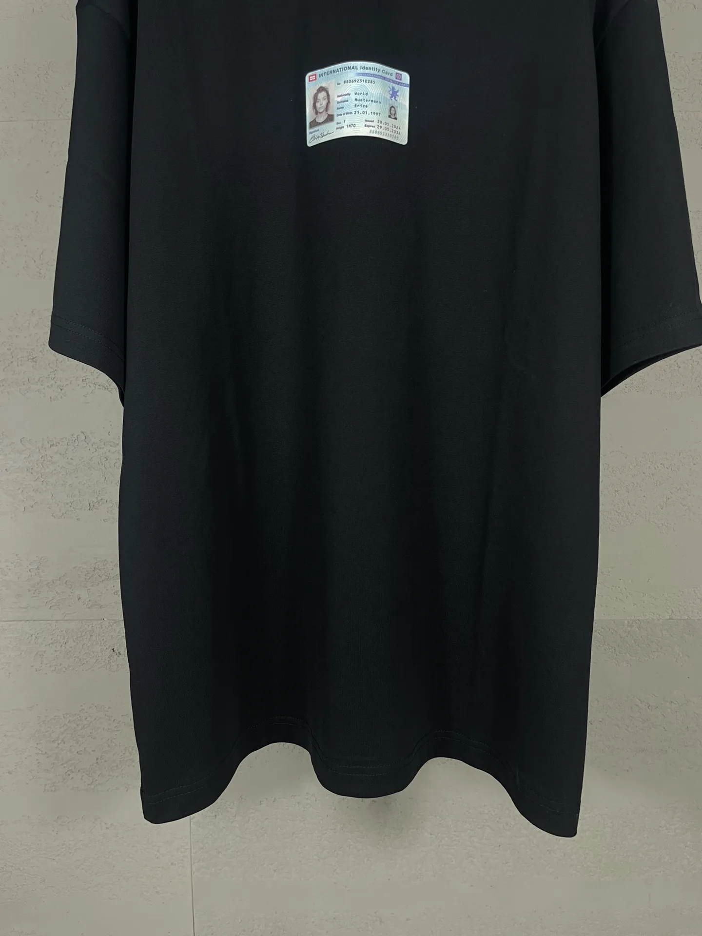 🅿️180 real photos [Top version. Official website quality] BALENCI*GA/Paris.SS25 latest ID card digitally printed short-sleeved T-shirt. Brick cabinets are synchronized. Genuine products are developed at the first time. The fabric is made of Paris ZP custom-woven and dyed cotton double yarn. Weighing 260 grams, the cloth surface is clean. The cloth pattern is clear, soft and comfortable. The threads are dyed with no color difference. The printing uses environmentally friendly imported materials and Kangli digital printing. The letters are clear and the effect is three-dimensional. The version adopts OS loose shoulder design. Same style for men and women. Code: BL253625 Color: Black Size: XS S M L