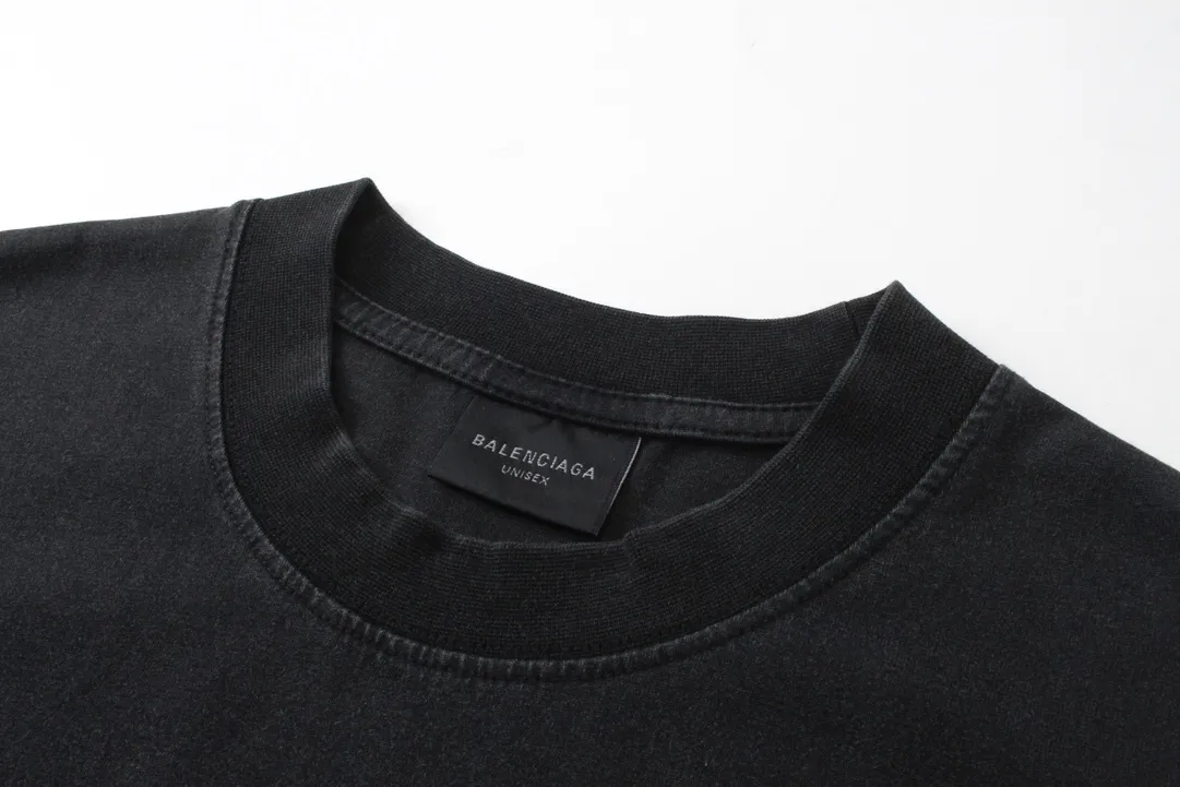 🅿️190 real photos [Top version. Official website quality] BALENCI*GA/Paris. 2024 new model. Montaigne art print on the front, washed and distressed short-sleeved T-shirt. Brick cabinet synchronization. Genuine product developed at the first time, please print and compare! The fabric is made of Paris ZP custom-woven and dyed cotton double yarn. Weighing 260 grams, the cloth surface is clean. The cloth pattern is clear, soft and comfortable. The threads are dyed with no color difference. The printing is made of environmentally friendly imported materials. The letters are clear and the effect is three-dimensional. The entire garment is washed and distressed. The version adopts OS loose shoulder design. Same style for men and women. Code: BL223360. Color: washed black. Size: XS. S. M. L.