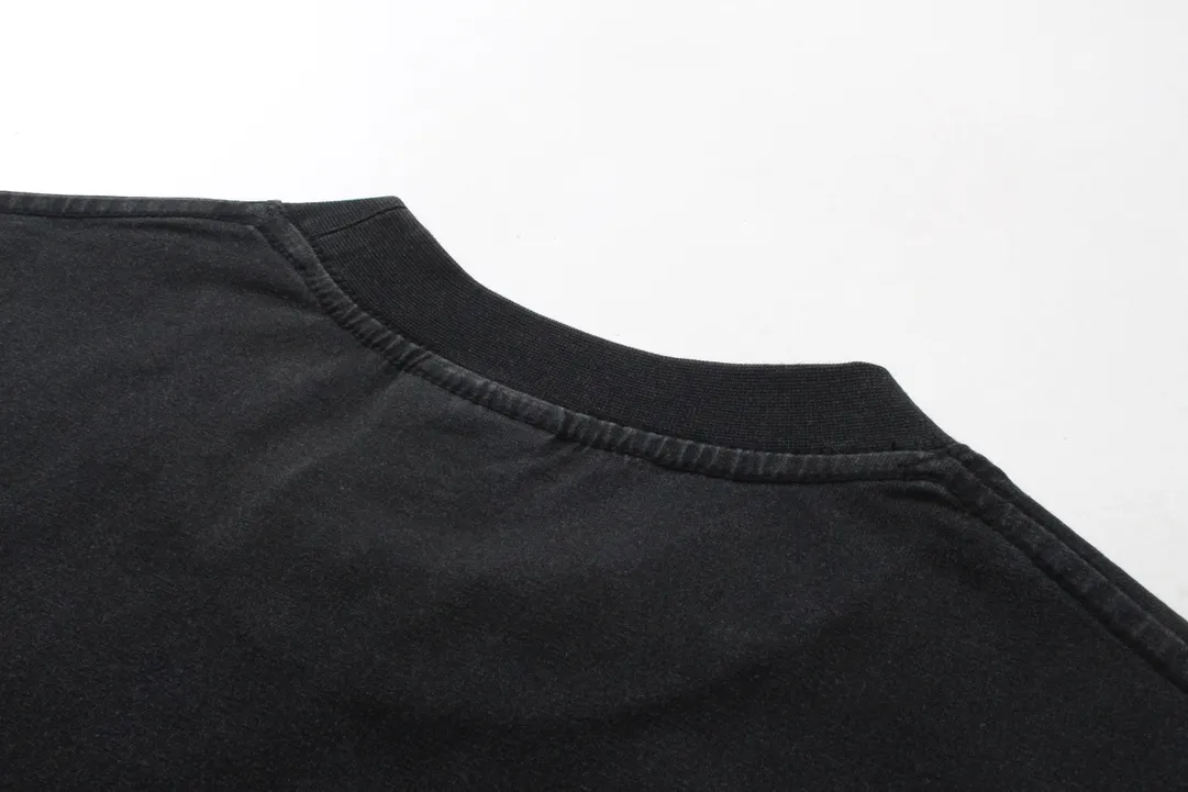 🅿️190 real photos [Top version. Official website quality] BALENCI*GA/Paris. 2024 new model. Montaigne art print on the front, washed and distressed short-sleeved T-shirt. Brick cabinet synchronization. Genuine product developed at the first time, please print and compare! The fabric is made of Paris ZP custom-woven and dyed cotton double yarn. Weighing 260 grams, the cloth surface is clean. The cloth pattern is clear, soft and comfortable. The threads are dyed with no color difference. The printing is made of environmentally friendly imported materials. The letters are clear and the effect is three-dimensional. The entire garment is washed and distressed. The version adopts OS loose shoulder design. Same style for men and women. Code: BL223360. Color: washed black. Size: XS. S. M. L.