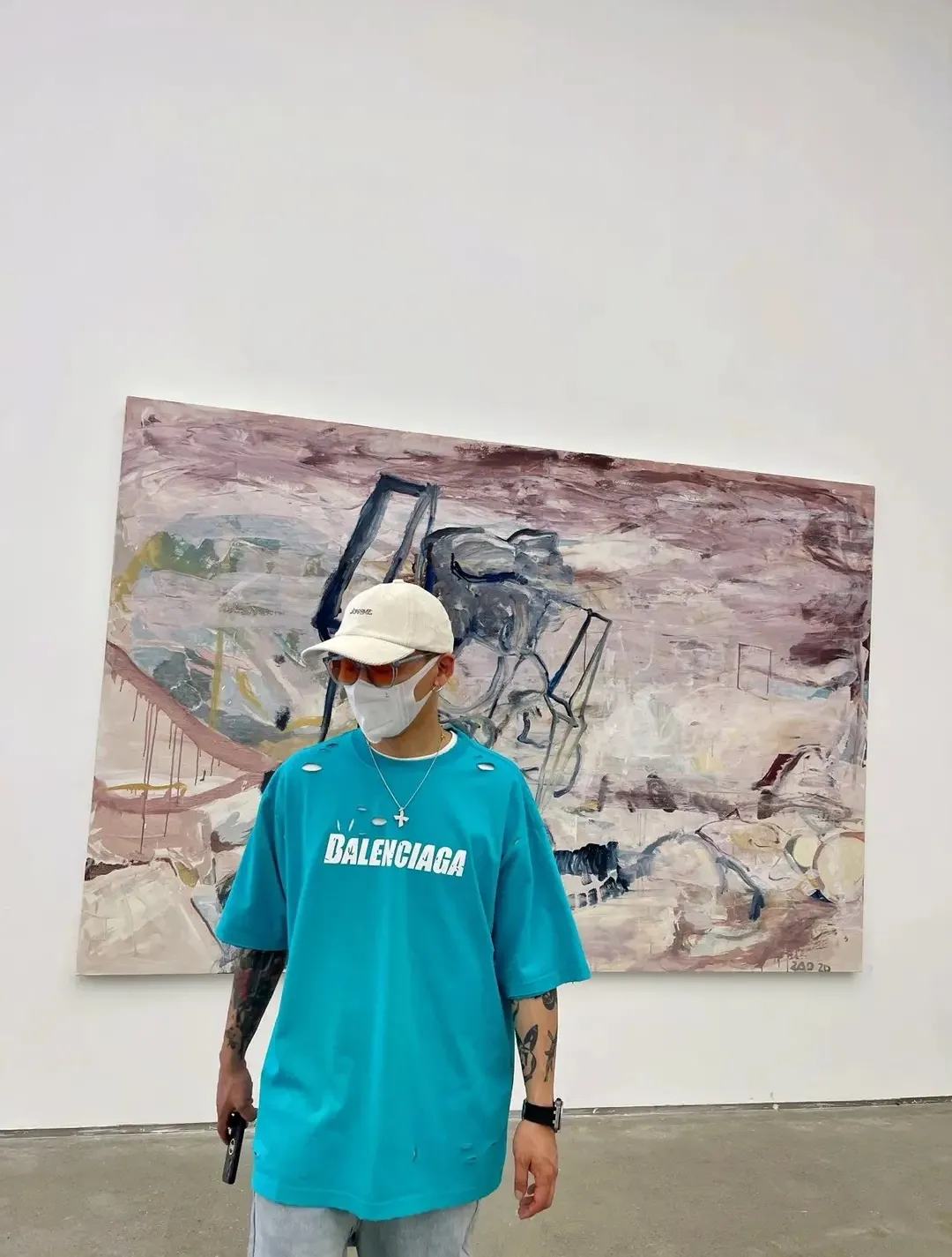 ♻️💯Reference model picture for the upper body❤The top tested version Balenciaga/BALENCIAGA chest crack print logo basic hole washed burst pattern male and female couple star same style pure cotton short-sleeved T-shirt custom-woven and dyed fabric, guaranteed to have no color difference with the genuine product, the collar thread is also dyed in the same vat. The holes on the neckline are manually rubbed, and the holes on the chest, front and back are all laser holes to ensure that the holes will not deform or wrinkle.  Made of 280g 24-count combed tightly siro-spun plain fabric, the front panel is printed with a glue-pulling effect, and imported transparent slurry is used to scrape the bottom to make the printing cracks feel even.  Color: Gray Red Blue Black White Size: XS-L P:260