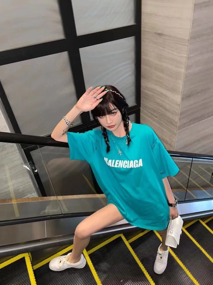 ♻️💯Reference model picture for the upper body❤The top tested version Balenciaga/BALENCIAGA chest crack print logo basic hole washed burst pattern male and female couple star same style pure cotton short-sleeved T-shirt custom-woven and dyed fabric, guaranteed to have no color difference with the genuine product, the collar thread is also dyed in the same vat. The holes on the neckline are manually rubbed, and the holes on the chest, front and back are all laser holes to ensure that the holes will not deform or wrinkle.  Made of 280g 24-count combed tightly siro-spun plain fabric, the front panel is printed with a glue-pulling effect, and imported transparent slurry is used to scrape the bottom to make the printing cracks feel even.  Color: Gray Red Blue Black White Size: XS-L P:260