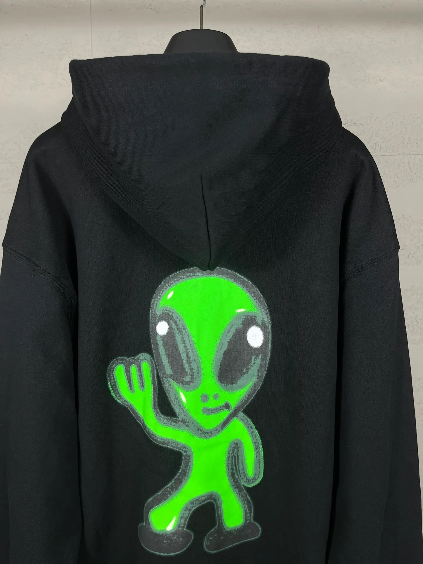 🅿️390 real photos [Top version. Official website quality] BALENCI*GA/25 new model. The front of the alien is directly printed with hithg there+dripley art work + luminous effect. The alien is printed on the front and the smiley face is printed on the back. The right sleeve is embroidered with letters LOGO. Zipper cardigan hooded sweatshirt SS25 latest model. Research and development at the first time, different market currencies. Comparisons welcome. The fabric is made of Paris ZP custom-woven and dyed cotton sweatshirt, with a weight of 2460 grams. The cloth surface is clean. The cloth pattern is clear, soft and comfortable. The threads are dyed with no color difference. The printing uses computer direct printing + luminous effect. Jubie market currency. Welcome to compare. The version adopts OS loose shoulder design. Same style for men and women. Code: BL259906 Color: off-white, black, floral gray Size: XS S M L