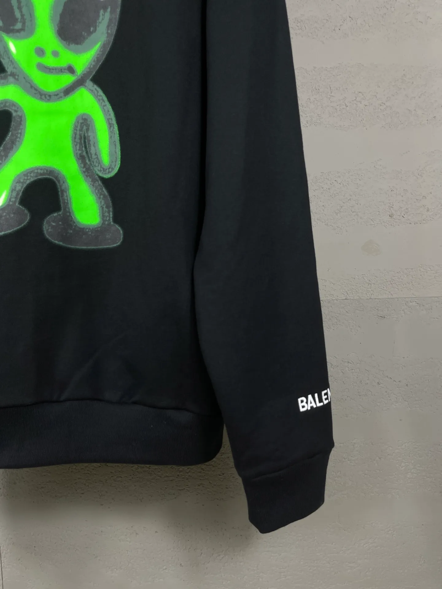 🅿️390 real photos [Top version. Official website quality] BALENCI*GA/25 new model. The front of the alien is directly printed with hithg there+dripley art work + luminous effect. The alien is printed on the front and the smiley face is printed on the back. The right sleeve is embroidered with letters LOGO. Zipper cardigan hooded sweatshirt SS25 latest model. Research and development at the first time, different market currencies. Comparisons welcome. The fabric is made of Paris ZP custom-woven and dyed cotton sweatshirt, with a weight of 2460 grams. The cloth surface is clean. The cloth pattern is clear, soft and comfortable. The threads are dyed with no color difference. The printing uses computer direct printing + luminous effect. Jubie market currency. Welcome to compare. The version adopts OS loose shoulder design. Same style for men and women. Code: BL259906 Color: off-white, black, floral gray Size: XS S M L