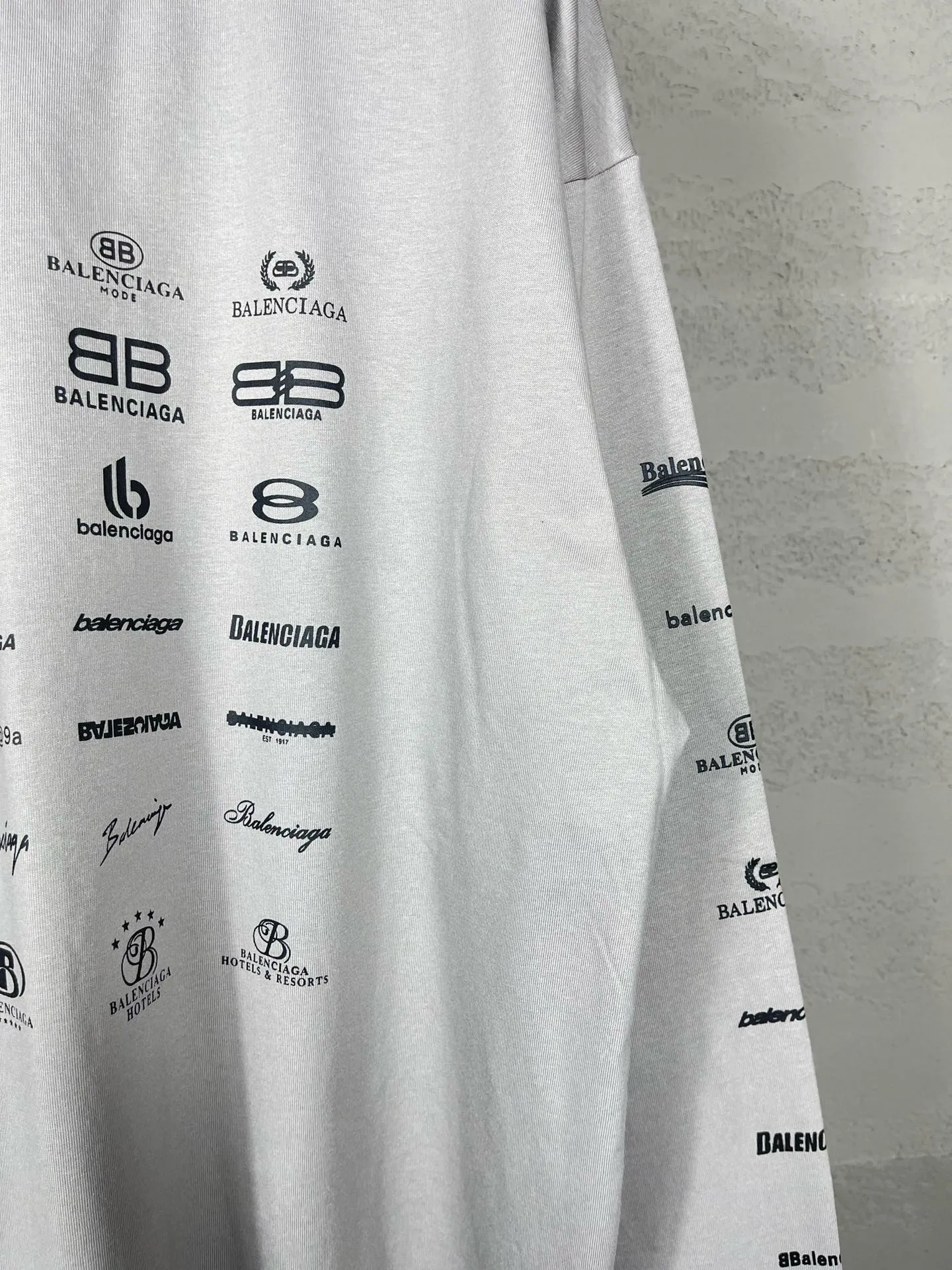 🅿️200 real photos [Top version. Official website quality] BALENCI*GA/Paris BALENCI*GA# 2024 spring and summer new style, printed with classic LOGO collection long-sleeved T-shirt. 2024 spring and summer new product. Brick cabinet synchronization. Welcome to compare. The fabric is made of Paris ZP custom-woven and dyed 100% cotton double yarn compact cotton. The weight is 260 grams, the cloth surface is clean, the cloth texture is clear, soft and comfortable. The color fastness is good. It is not easy to change color. The threads are woven and dyed with no color difference. The printing uses imported environmentally friendly rubber paddles, precision stencils, fine LOGO letters, clear letters, no burrs, and a three-dimensional effect. Restore brick cabinet. The version adopts OS loose shoulder style. Same style for men and women. Code: BL225005 Color: black, beige, pink, smoky gray, white Size: XS S M L