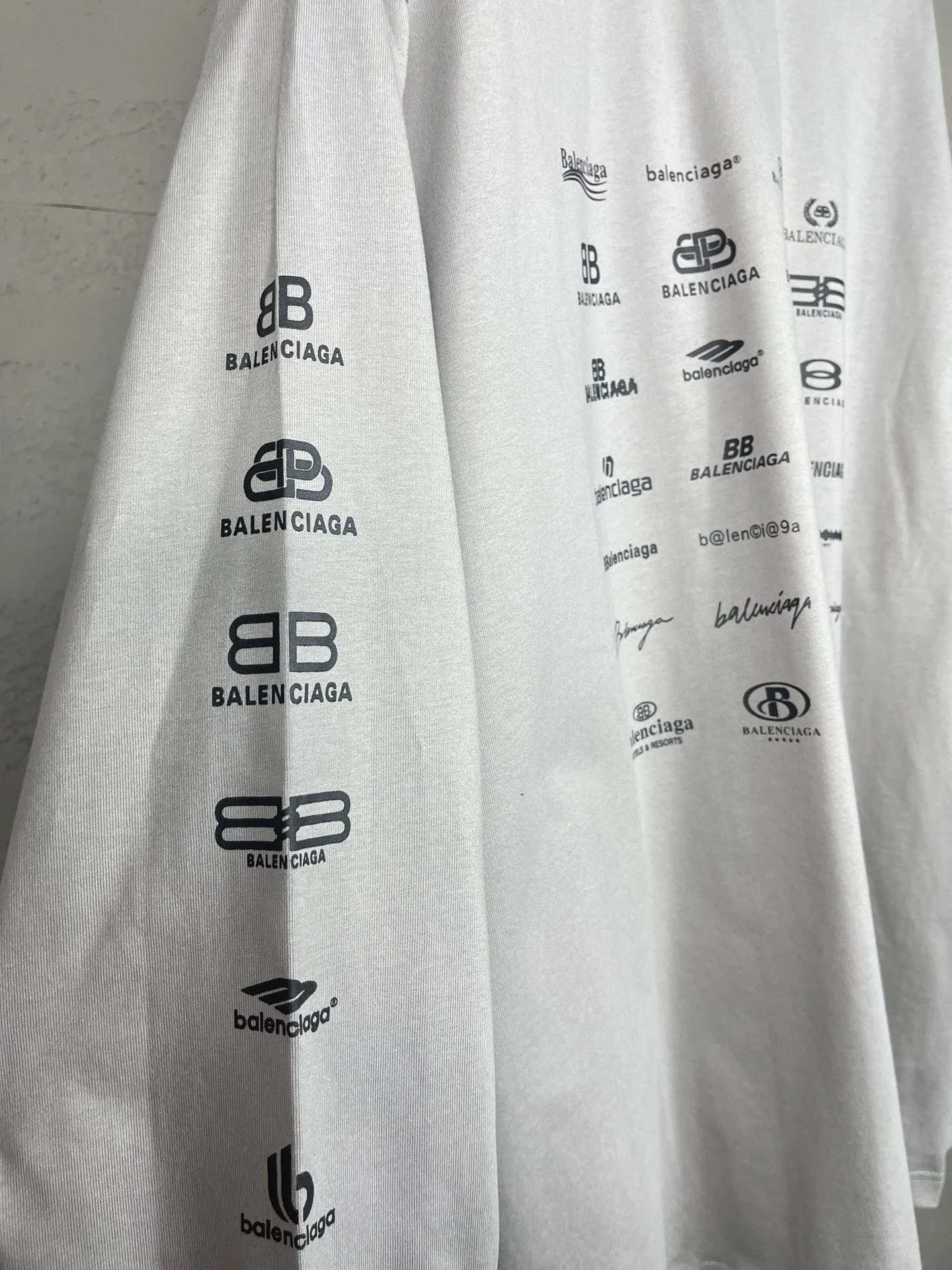 🅿️200 real photos [Top version. Official website quality] BALENCI*GA/Paris BALENCI*GA# 2024 spring and summer new style, printed with classic LOGO collection long-sleeved T-shirt. 2024 spring and summer new product. Brick cabinet synchronization. Welcome to compare. The fabric is made of Paris ZP custom-woven and dyed 100% cotton double yarn compact cotton. The weight is 260 grams, the cloth surface is clean, the cloth texture is clear, soft and comfortable. The color fastness is good. It is not easy to change color. The threads are woven and dyed with no color difference. The printing uses imported environmentally friendly rubber paddles, precision stencils, fine LOGO letters, clear letters, no burrs, and a three-dimensional effect. Restore brick cabinet. The version adopts OS loose shoulder style. Same style for men and women. Code: BL225005 Color: black, beige, pink, smoky gray, white Size: XS S M L