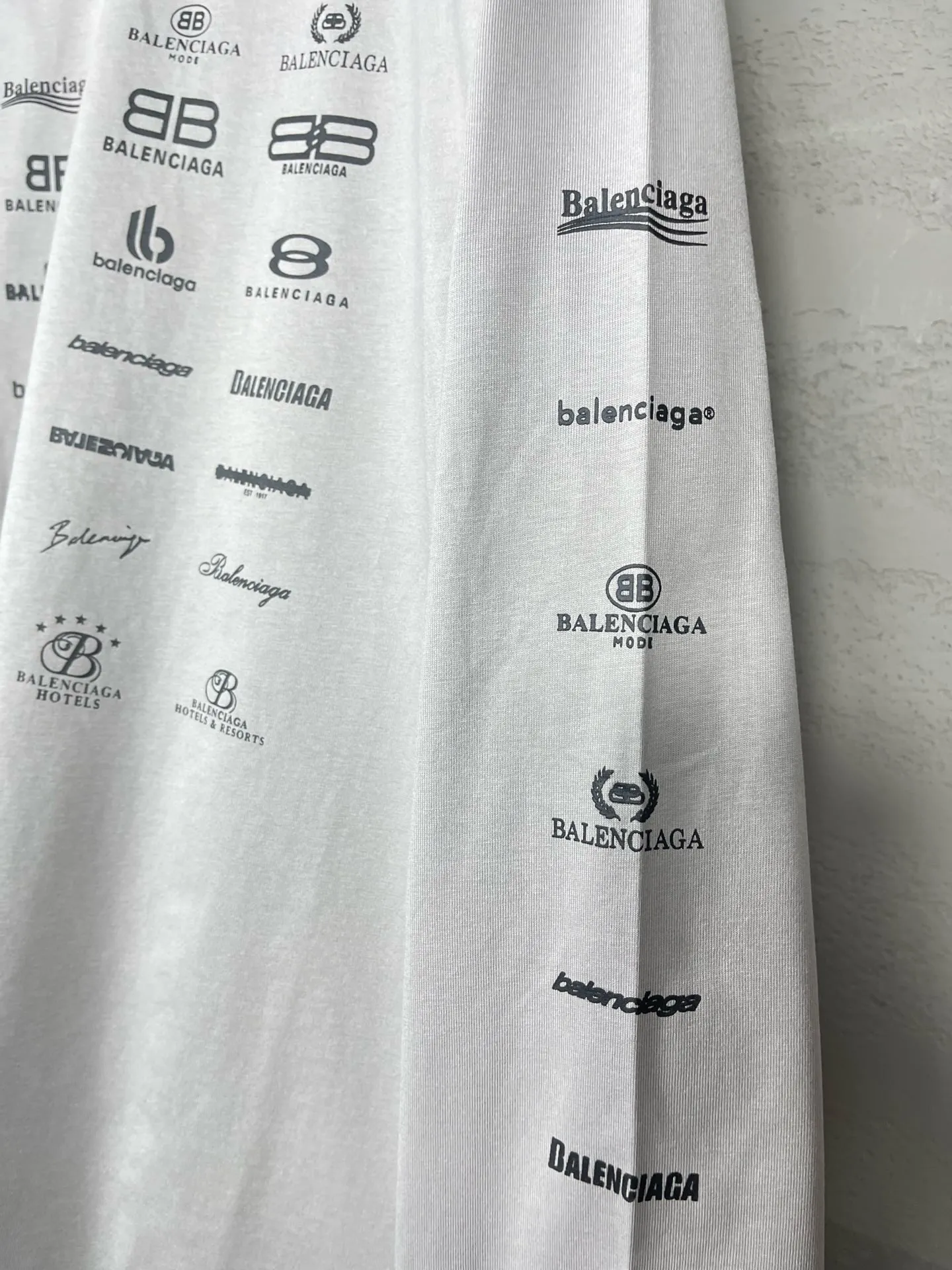 🅿️200 real photos [Top version. Official website quality] BALENCI*GA/Paris BALENCI*GA# 2024 spring and summer new style, printed with classic LOGO collection long-sleeved T-shirt. 2024 spring and summer new product. Brick cabinet synchronization. Welcome to compare. The fabric is made of Paris ZP custom-woven and dyed 100% cotton double yarn compact cotton. The weight is 260 grams, the cloth surface is clean, the cloth texture is clear, soft and comfortable. The color fastness is good. It is not easy to change color. The threads are woven and dyed with no color difference. The printing uses imported environmentally friendly rubber paddles, precision stencils, fine LOGO letters, clear letters, no burrs, and a three-dimensional effect. Restore brick cabinet. The version adopts OS loose shoulder style. Same style for men and women. Code: BL225005 Color: black, beige, pink, smoky gray, white Size: XS S M L