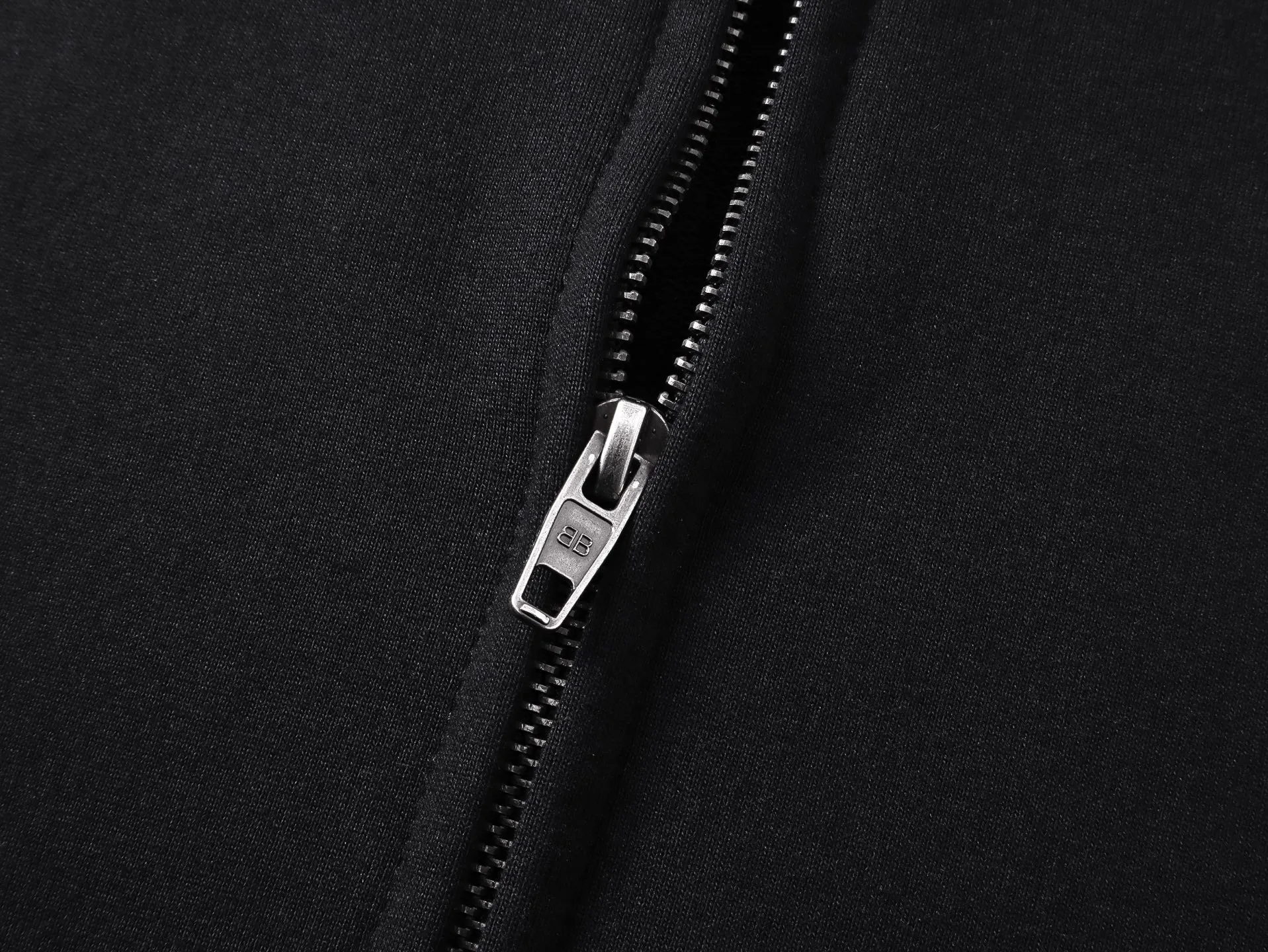 🅿️360 real shots [Top version. Official website quality] BALENCI*G*/25 new autumn and winter style. Washed and distressed hooded zipper cardigan sweatshirt with Paris LOGO embroidered on the front and back. Garments are washed and aged. SS25 latest model. Research and development at the first time, different market currencies. Comparisons welcome. The fabric is made of Paris ZP custom-woven and dyed cotton sweatshirt. Weighing 460 grams, the cloth surface is clean. The cloth pattern is clear, soft and comfortable. The threads are dyed with no color difference. The embroidery is done with embroidery machines imported from Tajima, and the garments are washed and worn to make them look old. Jubie market currency. Welcome to compare. The version adopts OS loose shoulder design. Same style for men and women. Code: BL259936 Color: black, off-white Size: XS S M L
