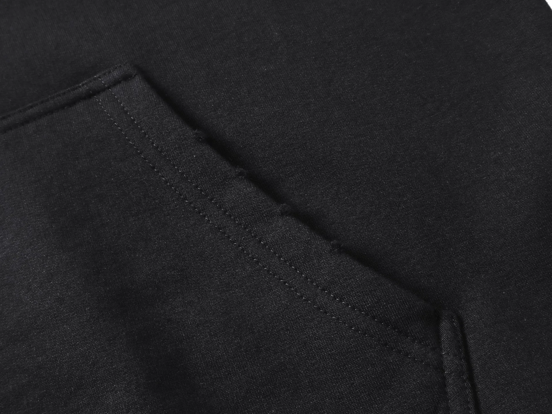 🅿️360 real shots [Top version. Official website quality] BALENCI*G*/25 new autumn and winter style. Washed and distressed hooded zipper cardigan sweatshirt with Paris LOGO embroidered on the front and back. Garments are washed and aged. SS25 latest model. Research and development at the first time, different market currencies. Comparisons welcome. The fabric is made of Paris ZP custom-woven and dyed cotton sweatshirt. Weighing 460 grams, the cloth surface is clean. The cloth pattern is clear, soft and comfortable. The threads are dyed with no color difference. The embroidery is done with embroidery machines imported from Tajima, and the garments are washed and worn to make them look old. Jubie market currency. Welcome to compare. The version adopts OS loose shoulder design. Same style for men and women. Code: BL259936 Color: black, off-white Size: XS S M L