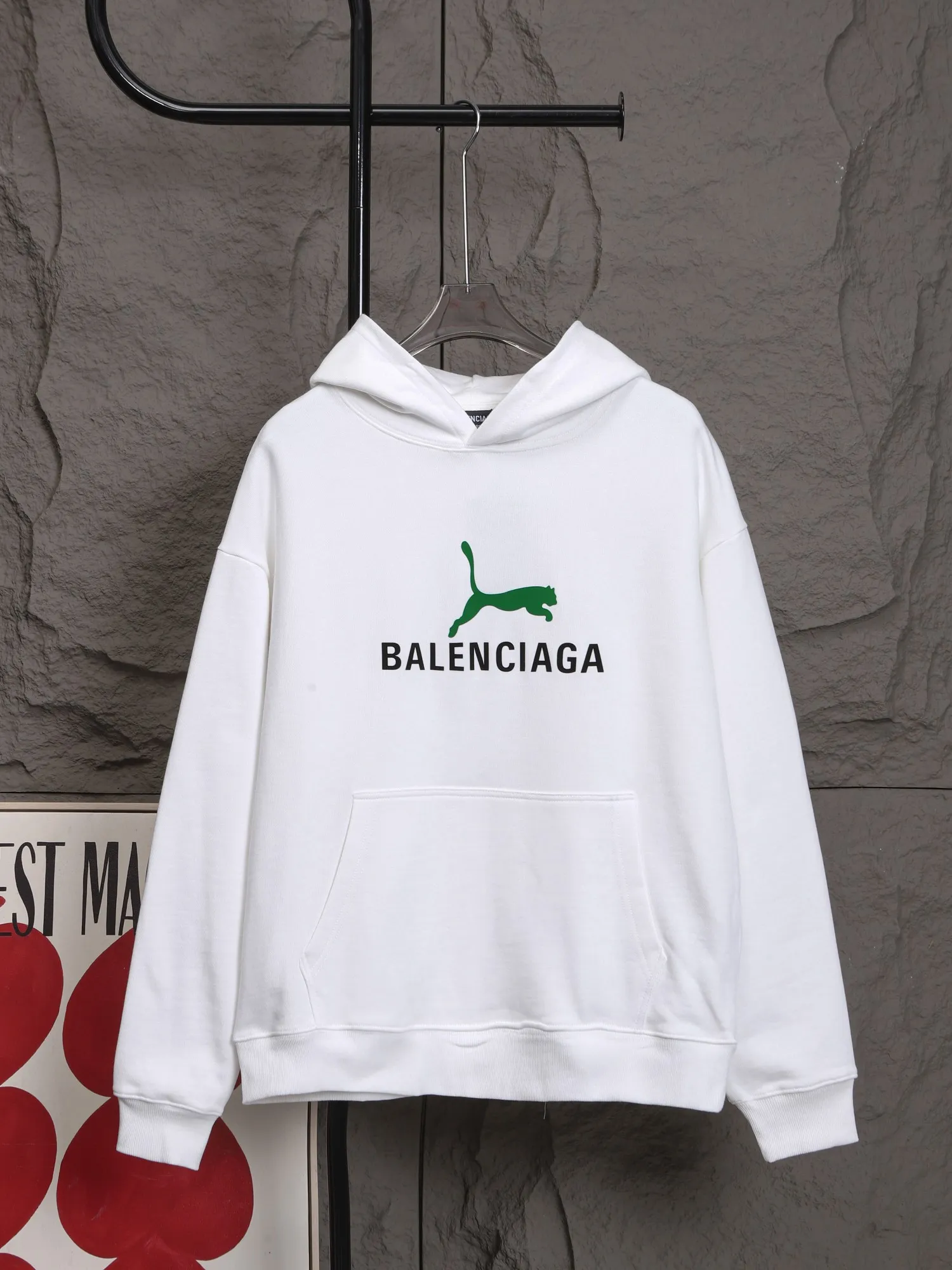 🅿️320 High-quality classic Paris and Puma collaboration, hooded sweatshirt model number B14 * Made of 450 custom-woven and dyed high-gram weight tripe pure cotton sweatshirt fabric. The fabric feels thick and has a certain sense of weight. The bottom has a dense and rough terry texture, which is close to the skin and has excellent warmth retention. You will not feel any discomfort at all! *The color on the chest is clear, with Puma's obvious logo added, and the lines are smooth and smooth without falling off and deforming when washed *This design is based on classics and simply and clearly shows the brand's high-end luxury identity. Same style for men and women 𝐂𝐎𝐋𝐎𝐔𝐑: black, white 𝐒𝐈𝐙𝐄: S- xl