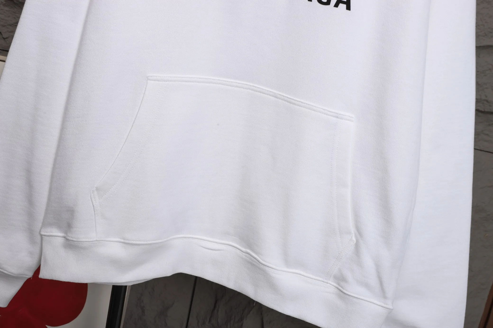 🅿️320 High-quality classic Paris and Puma collaboration, hooded sweatshirt model number B14 * Made of 450 custom-woven and dyed high-gram weight tripe pure cotton sweatshirt fabric. The fabric feels thick and has a certain sense of weight. The bottom has a dense and rough terry texture, which is close to the skin and has excellent warmth retention. You will not feel any discomfort at all! *The color on the chest is clear, with Puma's obvious logo added, and the lines are smooth and smooth without falling off and deforming when washed *This design is based on classics and simply and clearly shows the brand's high-end luxury identity. Same style for men and women 𝐂𝐎𝐋𝐎𝐔𝐑: black, white 𝐒𝐈𝐙𝐄: S- xl
