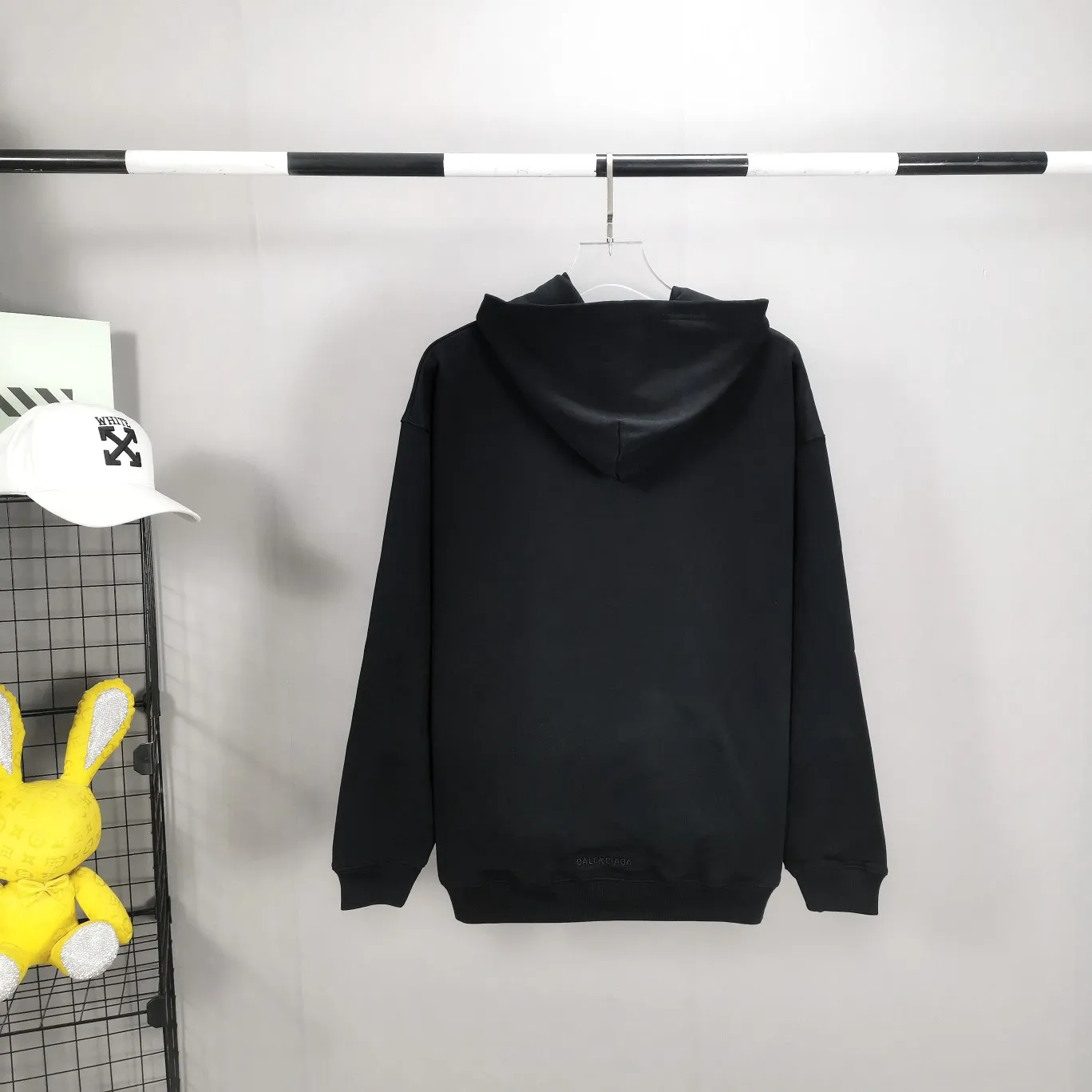 The top tested version for spring and autumn Balenciaga BALENCIAGA The Simpsons cartoon pattern burst pattern pure cotton loose loose hooded sweatshirt for men and women couples. The process uses Kangli printing cracking effect. The front panel printing glue bursting effect uses imported transparent slurry to scrape the bottom to make the printing bursting feel uniform. (PS: If this process is missing, the printing will easily fall off in large areas after cracking.) The embroidery at the hem uses a Tajima embroidery machine imported from Japan, which makes the size and spacing of the letters even, and the hollows of the letters will not be filled. Precise craftsmanship, full of details. The fabric is made of 520g crystal composite fleece cotton, brand new, washed, and labeled. Genuine products are consistent and synchronized, and coded authentic products are consistent and synchronized. Top tested version, accurate and flawless.  Color: White Blue Black Size: XS-L P:520