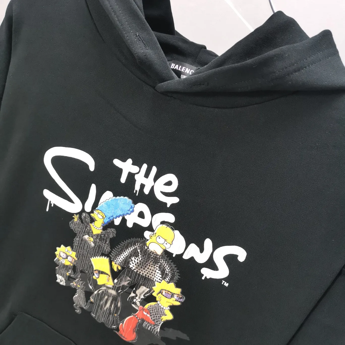 The top tested version for spring and autumn Balenciaga BALENCIAGA The Simpsons cartoon pattern burst pattern pure cotton loose loose hooded sweatshirt for men and women couples. The process uses Kangli printing cracking effect. The front panel printing glue bursting effect uses imported transparent slurry to scrape the bottom to make the printing bursting feel uniform. (PS: If this process is missing, the printing will easily fall off in large areas after cracking.) The embroidery at the hem uses a Tajima embroidery machine imported from Japan, which makes the size and spacing of the letters even, and the hollows of the letters will not be filled. Precise craftsmanship, full of details. The fabric is made of 520g crystal composite fleece cotton, brand new, washed, and labeled. Genuine products are consistent and synchronized, and coded authentic products are consistent and synchronized. Top tested version, accurate and flawless.  Color: White Blue Black Size: XS-L P:520