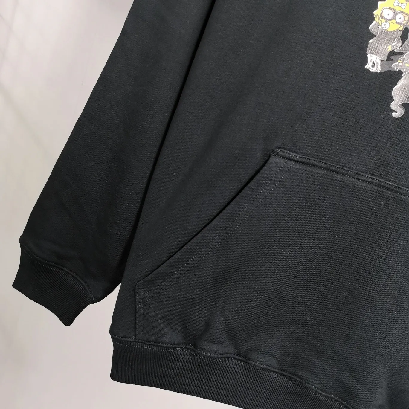 The top tested version for spring and autumn Balenciaga BALENCIAGA The Simpsons cartoon pattern burst pattern pure cotton loose loose hooded sweatshirt for men and women couples. The process uses Kangli printing cracking effect. The front panel printing glue bursting effect uses imported transparent slurry to scrape the bottom to make the printing bursting feel uniform. (PS: If this process is missing, the printing will easily fall off in large areas after cracking.) The embroidery at the hem uses a Tajima embroidery machine imported from Japan, which makes the size and spacing of the letters even, and the hollows of the letters will not be filled. Precise craftsmanship, full of details. The fabric is made of 520g crystal composite fleece cotton, brand new, washed, and labeled. Genuine products are consistent and synchronized, and coded authentic products are consistent and synchronized. Top tested version, accurate and flawless.  Color: White Blue Black Size: XS-L P:520