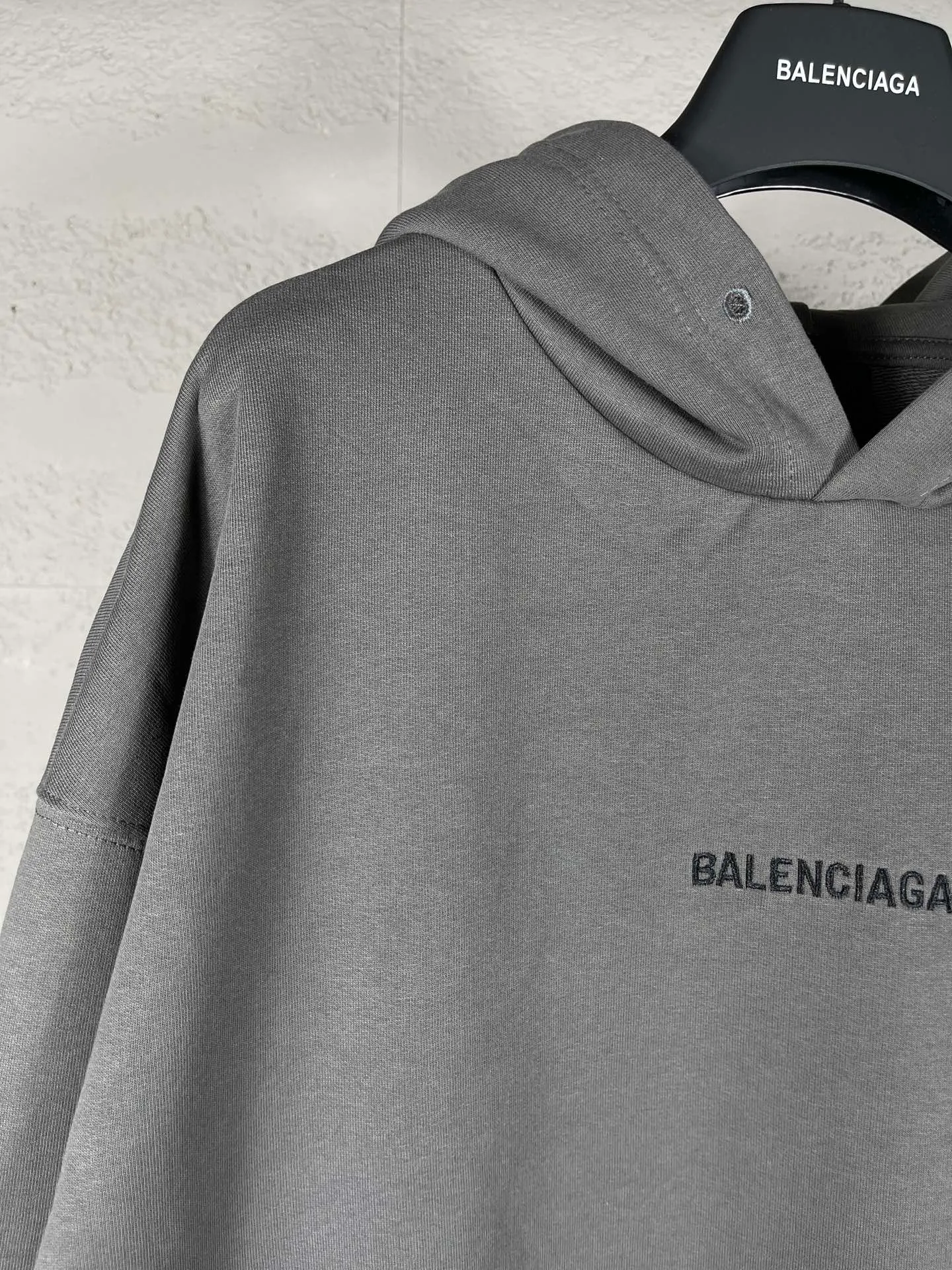 🅿️300 real photos [Top version. Official website quality] BALENCI*GA/Paris#Classic style. Classic letter embroidered long-sleeved hooded sweatshirt on the front and back. 2023 autumn and winter brick cabinet synchronization.                       The fabric is made of Paris ZP custom-woven and dyed cotton double yarn David coat. The weight is 450 grams. The cloth surface is clean. The cloth pattern is clear, soft and comfortable. The threads are dyed with no color difference. The classic letters are embroidered with an imported Tajima embroidery machine. The letters are clear and the effect is three-dimensional, restoring the brick cabinet. The version adopts the OS loose shoulder style. The same style for men and women. Coding: BL238039 Color: black, ash, purple, khaki, off-white Size: XS S M L