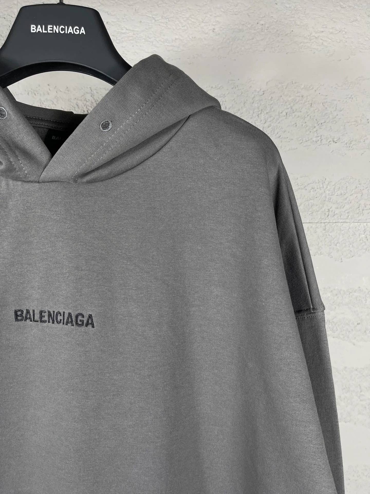 🅿️300 real photos [Top version. Official website quality] BALENCI*GA/Paris#Classic style. Classic letter embroidered long-sleeved hooded sweatshirt on the front and back. 2023 autumn and winter brick cabinet synchronization.                       The fabric is made of Paris ZP custom-woven and dyed cotton double yarn David coat. The weight is 450 grams. The cloth surface is clean. The cloth pattern is clear, soft and comfortable. The threads are dyed with no color difference. The classic letters are embroidered with an imported Tajima embroidery machine. The letters are clear and the effect is three-dimensional, restoring the brick cabinet. The version adopts the OS loose shoulder style. The same style for men and women. Coding: BL238039 Color: black, ash, purple, khaki, off-white Size: XS S M L
