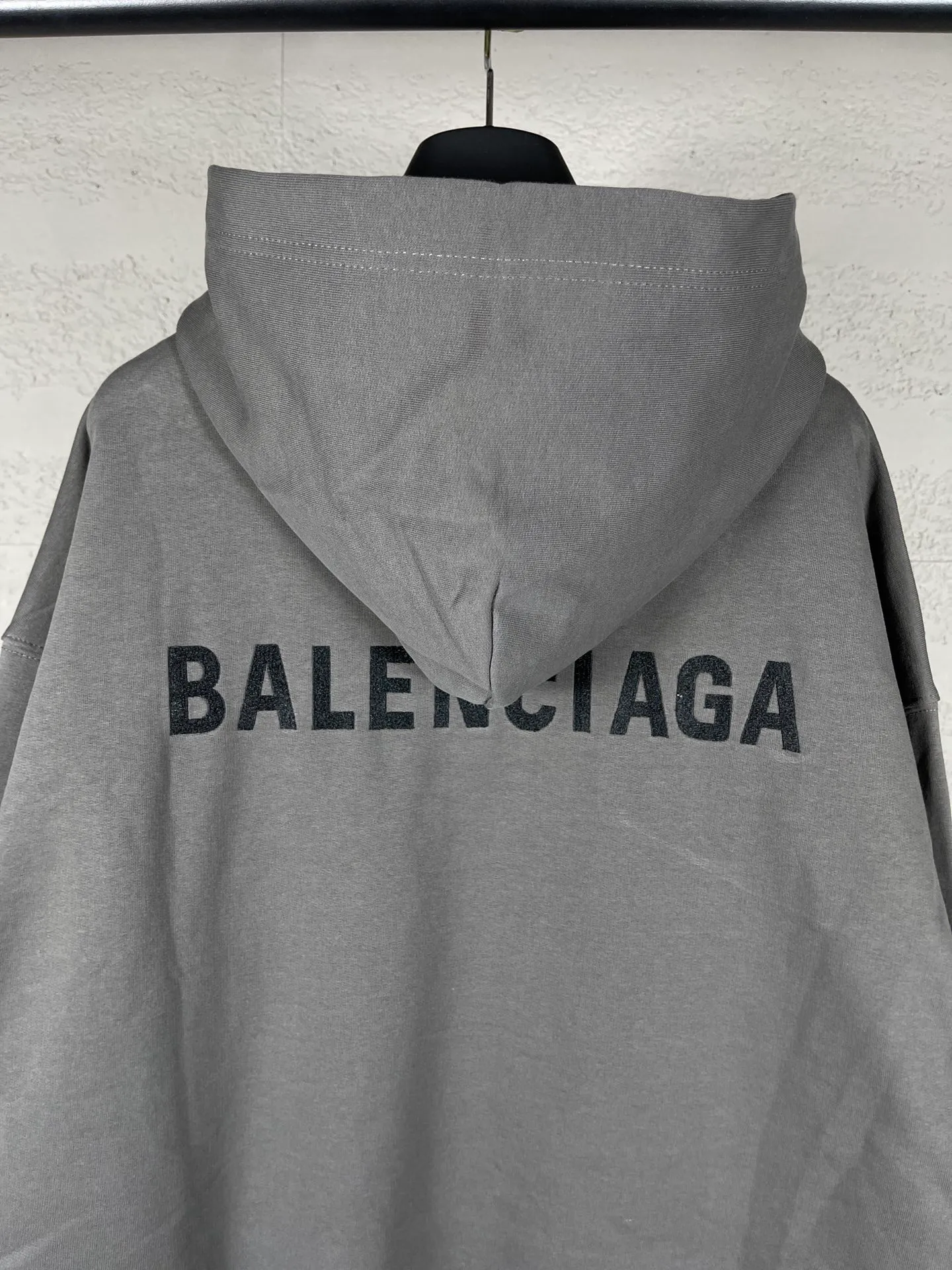 🅿️300 real photos [Top version. Official website quality] BALENCI*GA/Paris#Classic style. Classic letter embroidered long-sleeved hooded sweatshirt on the front and back. 2023 autumn and winter brick cabinet synchronization.                       The fabric is made of Paris ZP custom-woven and dyed cotton double yarn David coat. The weight is 450 grams. The cloth surface is clean. The cloth pattern is clear, soft and comfortable. The threads are dyed with no color difference. The classic letters are embroidered with an imported Tajima embroidery machine. The letters are clear and the effect is three-dimensional, restoring the brick cabinet. The version adopts the OS loose shoulder style. The same style for men and women. Coding: BL238039 Color: black, ash, purple, khaki, off-white Size: XS S M L