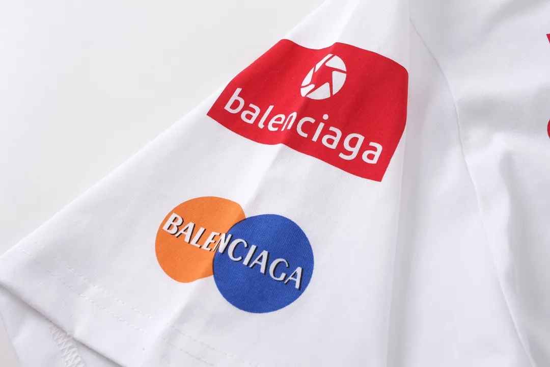 🅿️206 Detailed picture [Top version. Official website quality] BALENCI*GA/Paris BALENCI*GA#2024 latest model, multi-digit LoGO classic printed collar embroidery ready-to-wear distressed short-sleeved T-shirt. Brick cabinet synchronization. Genuine products are developed and developed in the first time. Welcome to compare! The fabric is made of Paris ZP custom-woven and dyed 100% cotton double-yarn compact cotton. The weight is 260 grams. The cloth surface is clean. The cloth pattern is clear. It is soft and comfortable. It has good color fastness and is not easy to change color. The threads are woven and dyed with no color difference. The printing is done by computer direct printing, and the rib embroidery on the back collar has a three-dimensional effect. The garment is worn and worn, with ultra-high craftsmanship. The version adopts the OS loose shoulder style. Same style for men and women. Coding: BL223206 Color: white, gray blue Size: XS to L