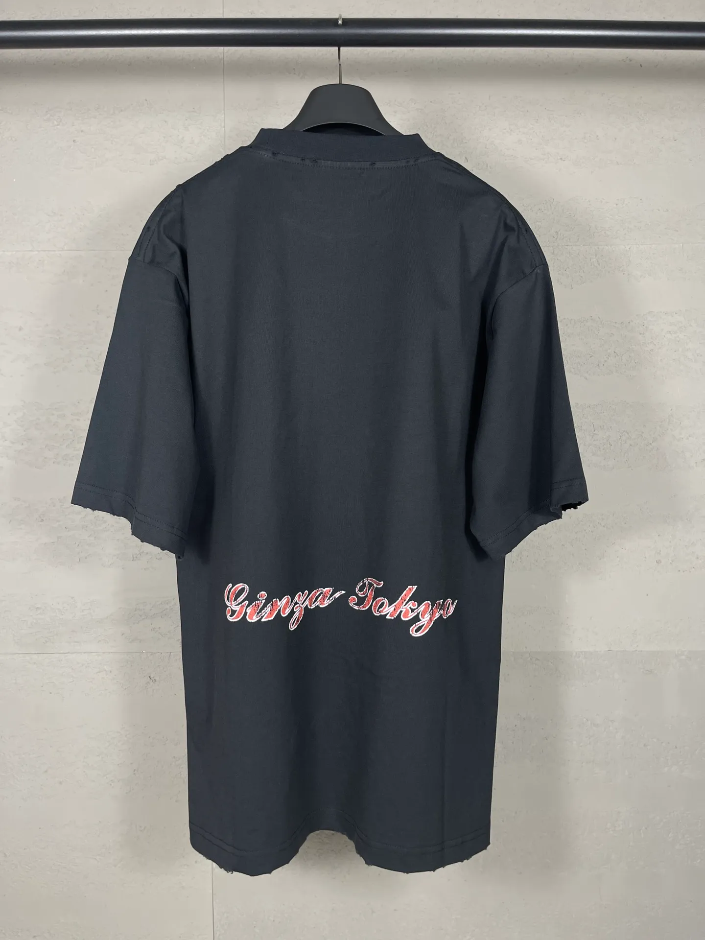 🅿️194 real photos [Top version. Official website quality] BALENCI*GA/Paris. 2024 new style, Paris. Japan Tokyo Tower limited edition. Front and rear direct-injection printing, washed and distressed short-sleeved T-shirt, 2024 new style. Y plate customization. Special market currency. Brick cabinets are synchronized. Genuine products are developed at the first time, and you can print and compare! The fabric is made of Paris ZP custom-woven and dyed cotton double yarn. Weighing 260 grams, the cloth surface is clean. The cloth pattern is clear, soft and comfortable. The threads are dyed with no color difference. The printing uses environmentally friendly imported materials for direct-injection printing, with clear letters and three-dimensional effect. The entire garment is washed, distressed and worn. The version adopts OS loose shoulder design. Same style for men and women. Code: BL223381 Color: black blue. Beige. Size: XS to L