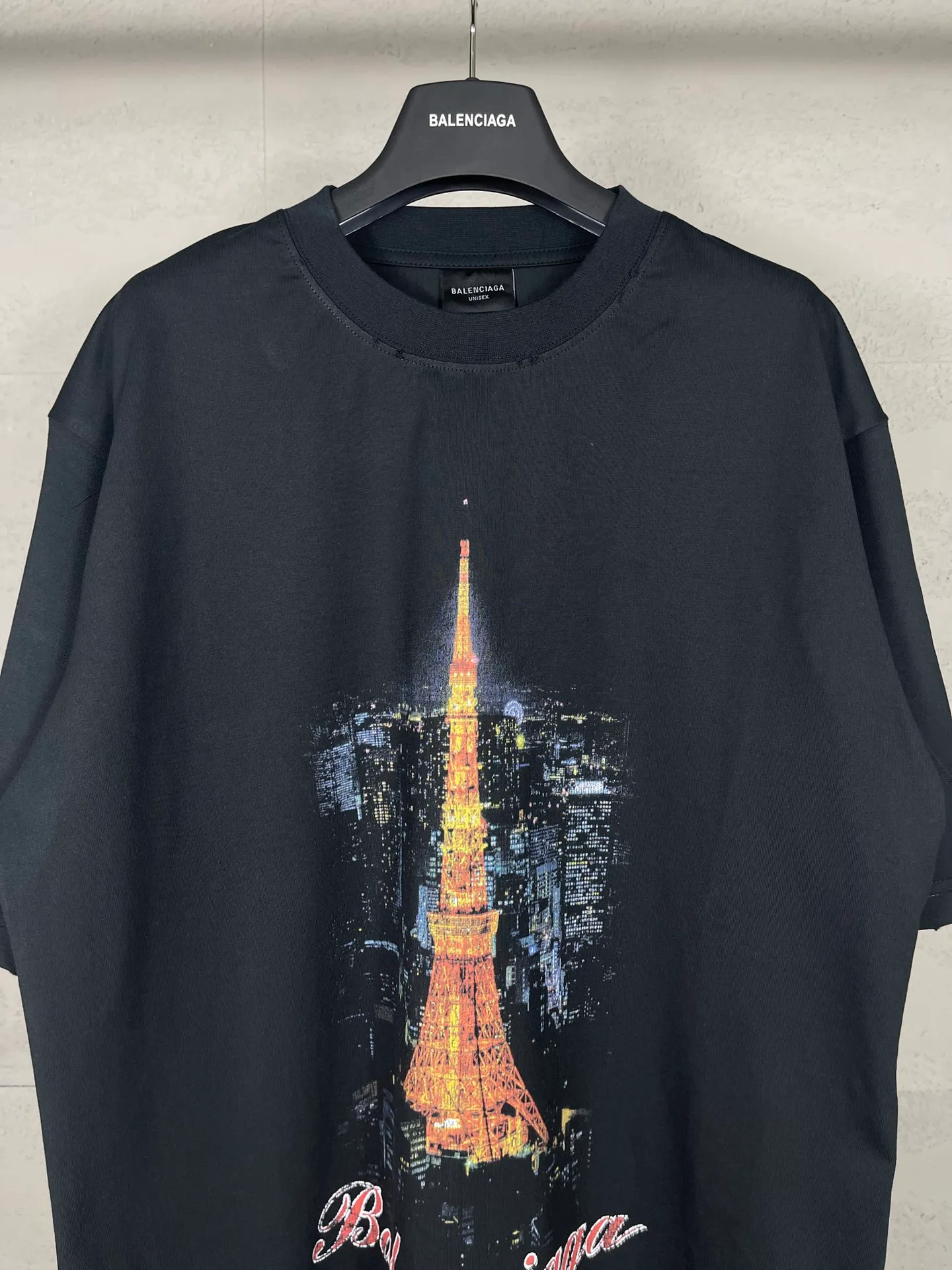 🅿️194 real photos [Top version. Official website quality] BALENCI*GA/Paris. 2024 new style, Paris. Japan Tokyo Tower limited edition. Front and rear direct-injection printing, washed and distressed short-sleeved T-shirt, 2024 new style. Y plate customization. Special market currency. Brick cabinets are synchronized. Genuine products are developed at the first time, and you can print and compare! The fabric is made of Paris ZP custom-woven and dyed cotton double yarn. Weighing 260 grams, the cloth surface is clean. The cloth pattern is clear, soft and comfortable. The threads are dyed with no color difference. The printing uses environmentally friendly imported materials for direct-injection printing, with clear letters and three-dimensional effect. The entire garment is washed, distressed and worn. The version adopts OS loose shoulder design. Same style for men and women. Code: BL223381 Color: black blue. Beige. Size: XS to L