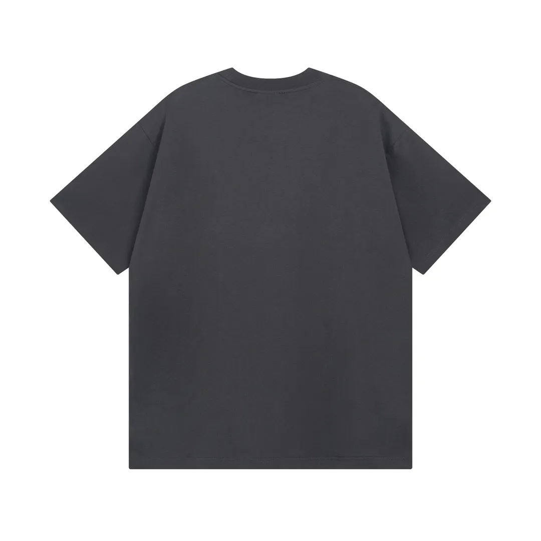 🅿️174 Actual pictures [Top version. Official website quality] BALENCI*GA/Paris.SS25 latest model Crown Wheat multi-stretch printed short-sleeved T-shirt. Brick cabinet synchronization. Genuine development at the first time. The fabric is made of Paris ZP custom-woven and dyed cotton double yarn. Weighing 260 grams, the cloth surface is clean. The cloth pattern is clear, soft and comfortable. The threads are dyed with no color difference. The printing uses imported environmentally friendly glue to crack and distress the effect, and the effect is three-dimensional. The version adopts OS loose shoulder design. Same style for men and women. Code: BL253638 Color: gray blue Size: XS S M L