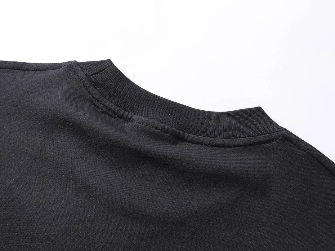 🅿️174 Actual pictures [Top version. Official website quality] BALENCI*GA/Paris.SS25 latest model Crown Wheat multi-stretch printed short-sleeved T-shirt. Brick cabinet synchronization. Genuine development at the first time. The fabric is made of Paris ZP custom-woven and dyed cotton double yarn. Weighing 260 grams, the cloth surface is clean. The cloth pattern is clear, soft and comfortable. The threads are dyed with no color difference. The printing uses imported environmentally friendly glue to crack and distress the effect, and the effect is three-dimensional. The version adopts OS loose shoulder design. Same style for men and women. Code: BL253638 Color: gray blue Size: XS S M L