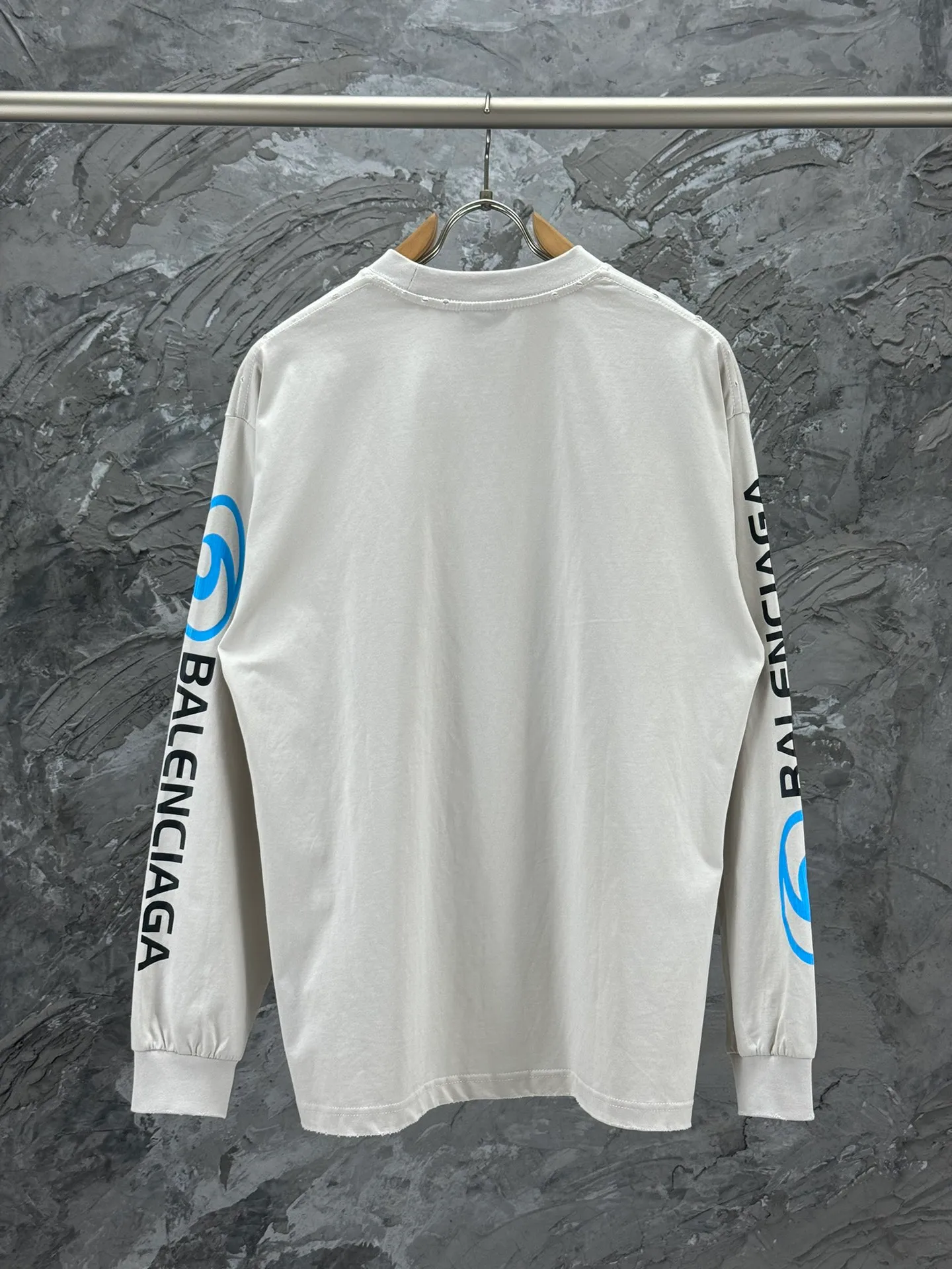 🅿️250 BALENCI*GA Paris surfing pattern long sleeves with letters. The fabric is made of Paris custom-woven double yarn cotton fabric. The weight is 280g. The thread is custom-woven and dyed without color difference. The front and back panels are made of environmentally friendly dot offset printing. Two high-temperature setting washes. os dropped shoulders and loose version. Same style for men and women -Color: gray blue beige -SIZE: XS S M L Style No. 8611#