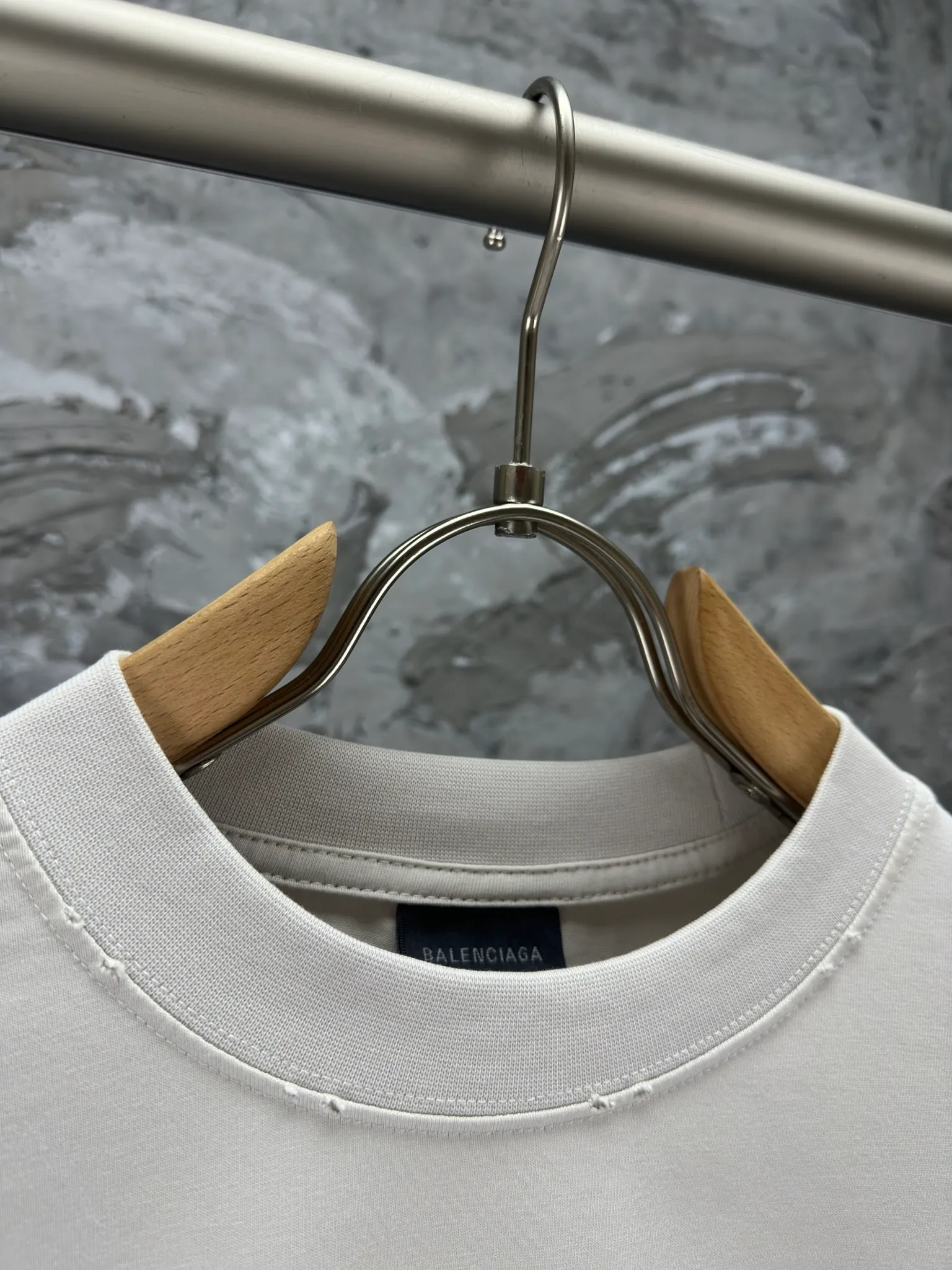 🅿️250 BALENCI*GA Paris surfing pattern long sleeves with letters. The fabric is made of Paris custom-woven double yarn cotton fabric. The weight is 280g. The thread is custom-woven and dyed without color difference. The front and back panels are made of environmentally friendly dot offset printing. Two high-temperature setting washes. os dropped shoulders and loose version. Same style for men and women -Color: gray blue beige -SIZE: XS S M L Style No. 8611#