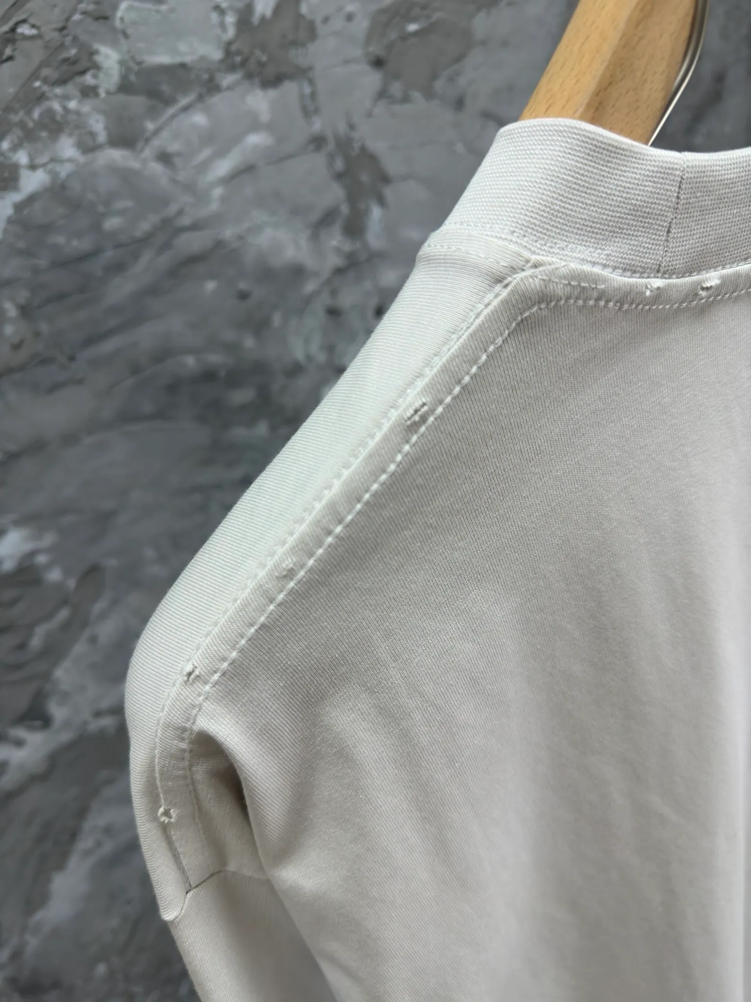 🅿️250 BALENCI*GA Paris surfing pattern long sleeves with letters. The fabric is made of Paris custom-woven double yarn cotton fabric. The weight is 280g. The thread is custom-woven and dyed without color difference. The front and back panels are made of environmentally friendly dot offset printing. Two high-temperature setting washes. os dropped shoulders and loose version. Same style for men and women -Color: gray blue beige -SIZE: XS S M L Style No. 8611#