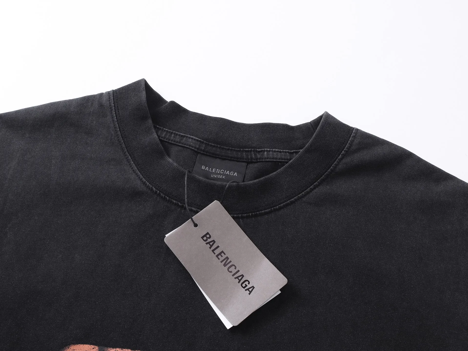 🅿️260 BALENCI*GA Paris new LOGO printed washed long-sleeved T-shirt. The front LOGO is printed with environmentally friendly glue. The effect is three-dimensional. The hand-made master positions the fixed points and wears it to make it old. Restore the brick cabinet. Exclusively woven and dyed 280g fabric. The thread is dyed in the same cylinder with zero color difference. The version adopts OS loose off-shoulder version. Welcome to compare. Same style for men and women -Color: washed black -SIZE: Xs S M L Style number 8645#