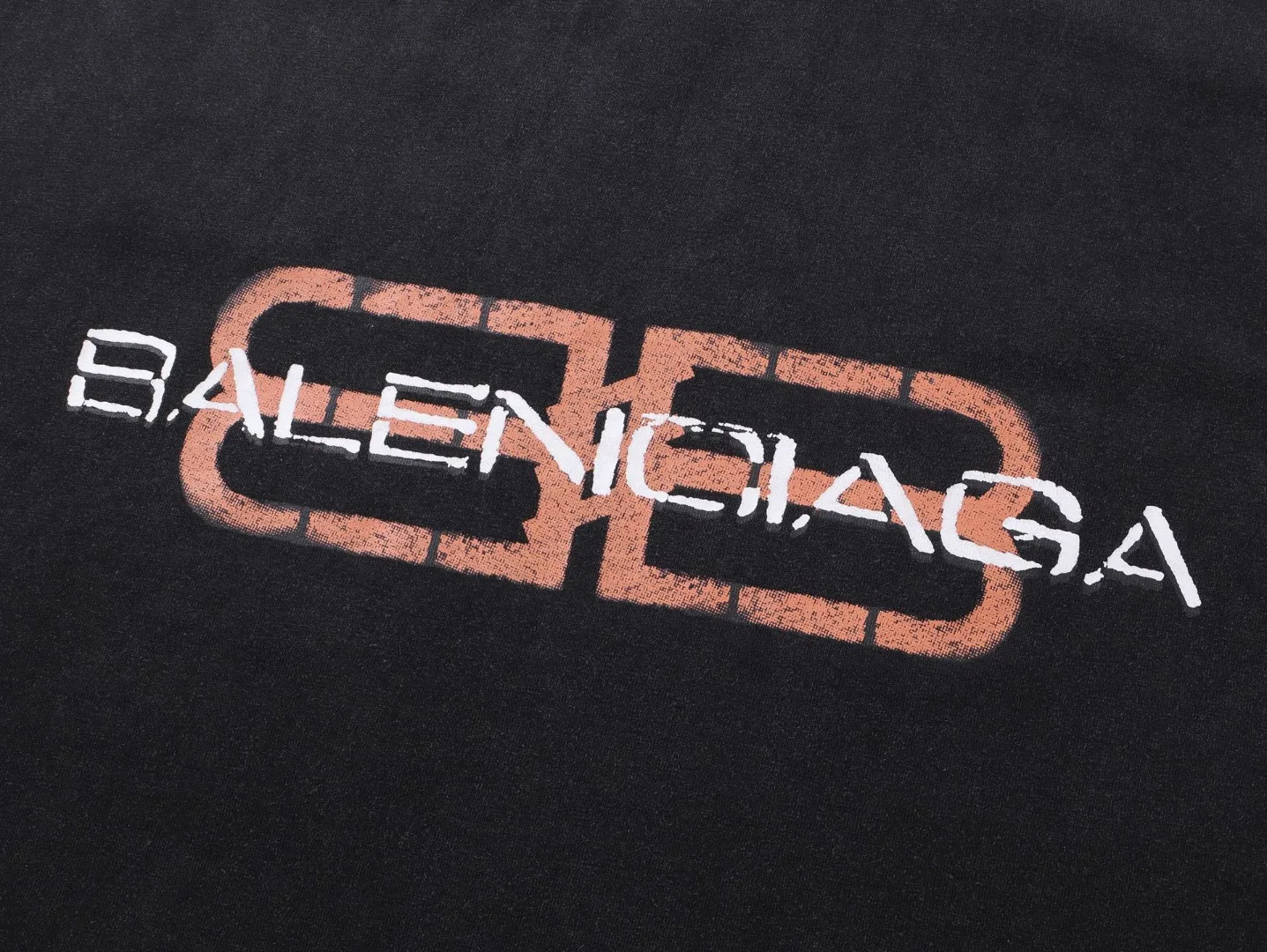 🅿️260 BALENCI*GA Paris new LOGO printed washed long-sleeved T-shirt. The front LOGO is printed with environmentally friendly glue. The effect is three-dimensional. The hand-made master positions the fixed points and wears it to make it old. Restore the brick cabinet. Exclusively woven and dyed 280g fabric. The thread is dyed in the same cylinder with zero color difference. The version adopts OS loose off-shoulder version. Welcome to compare. Same style for men and women -Color: washed black -SIZE: Xs S M L Style number 8645#