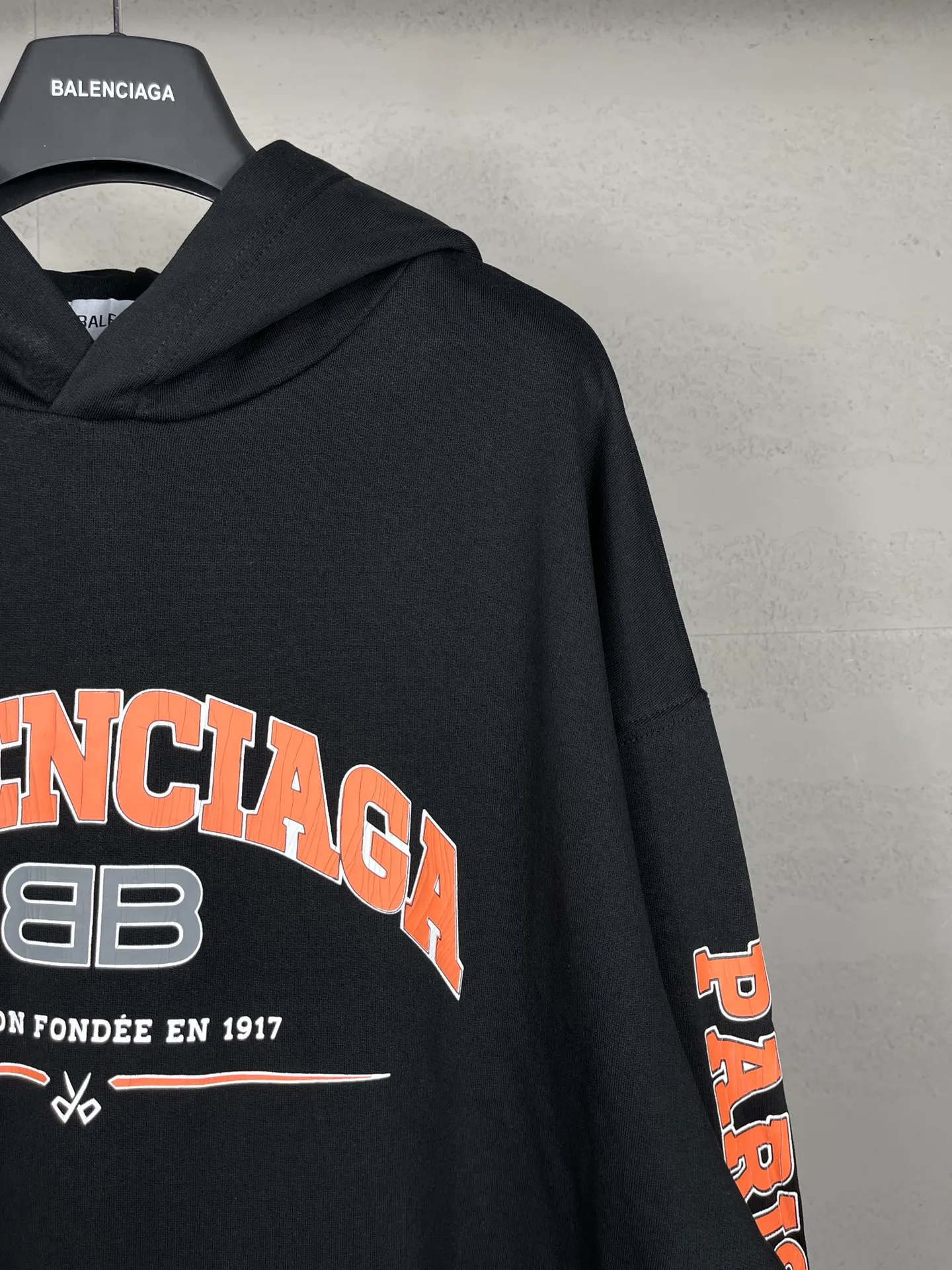 🅿️296 Actual pictures [Top version. Official website quality] BALENCI*GA/Paris. BB scissor LOGO printed split long-sleeved hooded sweatshirt ready-made. Brick cabinet synchronization. The fabric is made of Paris ZP custom-woven and dyed cotton sweatshirt. The weight is 450 grams, the cloth surface is clean. The cloth pattern is clear, soft and comfortable, and the thread is dyed with no color difference. The classic pattern is printed with environmentally friendly imported materials, straight cracks and cracked glue. Precision printing screen, the letters are clear and the effect is three-dimensional. Restore the brick cabinet. Different market currencies. Welcome to compare. The version adopts the OS loose shoulder version. The same style for men and women. Coding: BL238059 Color: Black Size: XS S M L