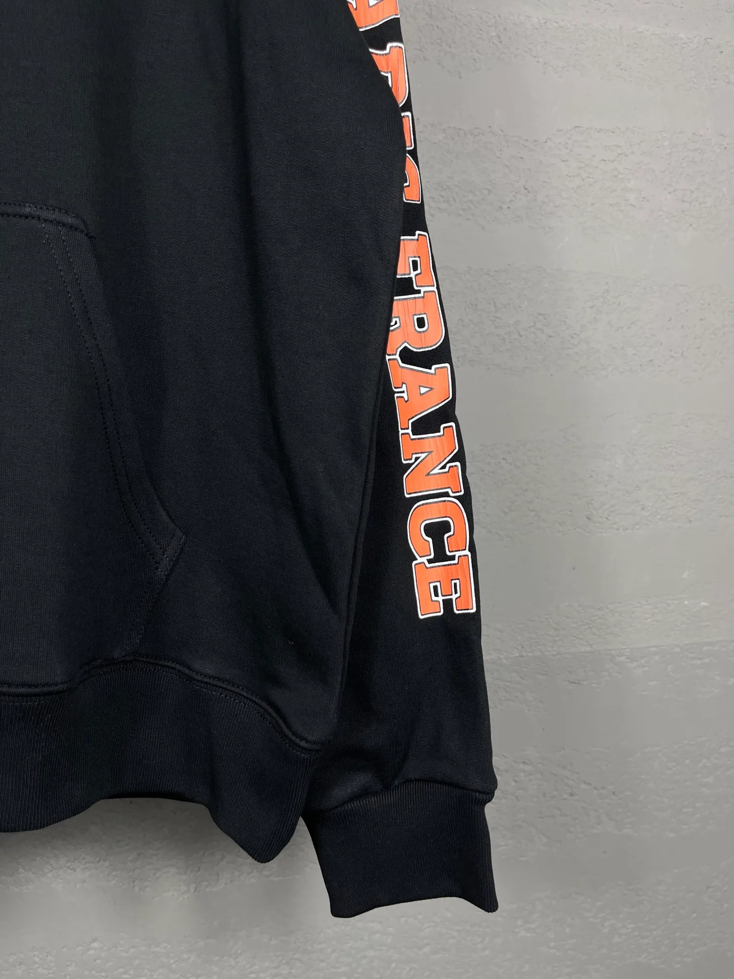 🅿️296 Actual pictures [Top version. Official website quality] BALENCI*GA/Paris. BB scissor LOGO printed split long-sleeved hooded sweatshirt ready-made. Brick cabinet synchronization. The fabric is made of Paris ZP custom-woven and dyed cotton sweatshirt. The weight is 450 grams, the cloth surface is clean. The cloth pattern is clear, soft and comfortable, and the thread is dyed with no color difference. The classic pattern is printed with environmentally friendly imported materials, straight cracks and cracked glue. Precision printing screen, the letters are clear and the effect is three-dimensional. Restore the brick cabinet. Different market currencies. Welcome to compare. The version adopts the OS loose shoulder version. The same style for men and women. Coding: BL238059 Color: Black Size: XS S M L