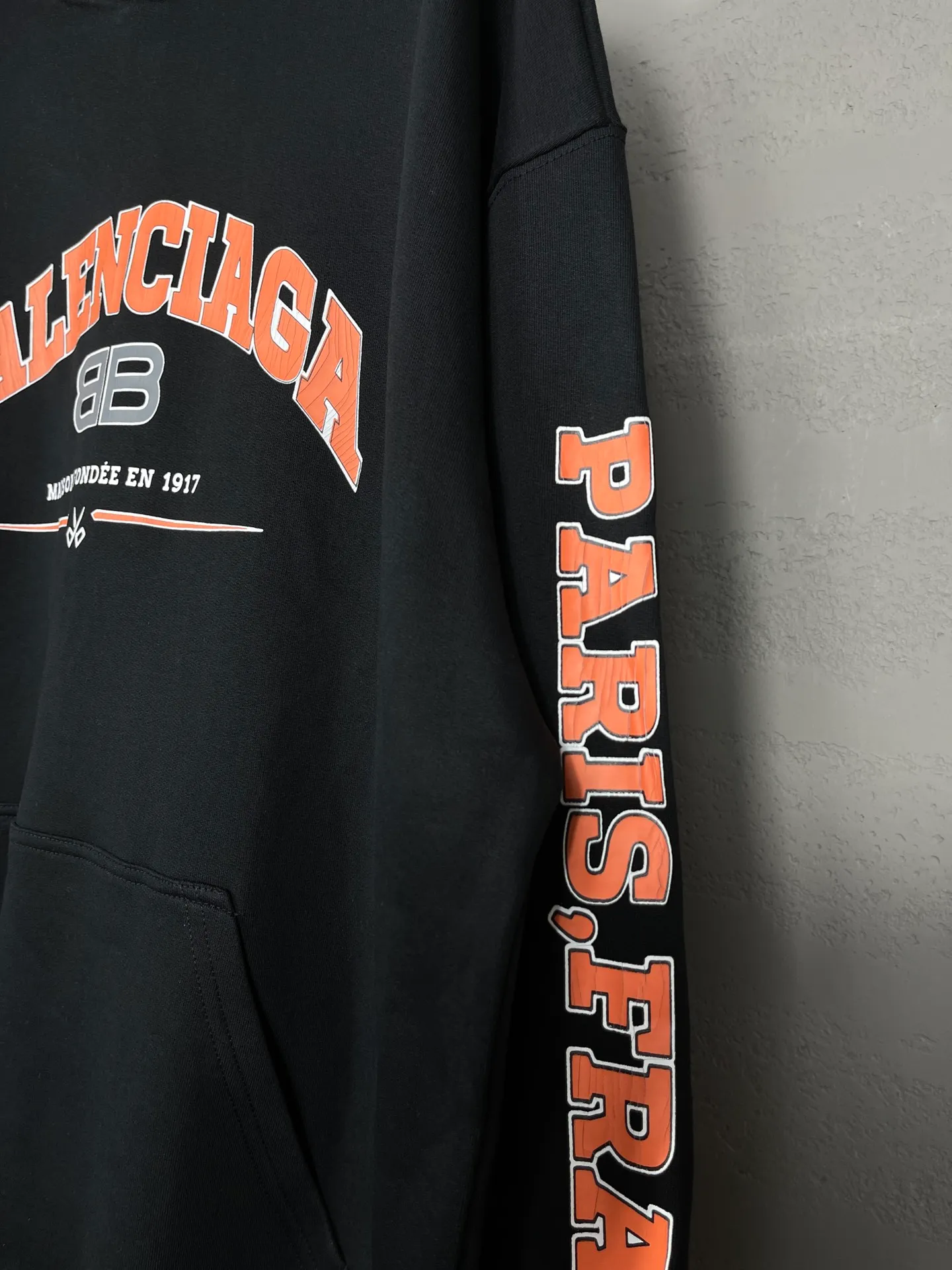 🅿️296 Actual pictures [Top version. Official website quality] BALENCI*GA/Paris. BB scissor LOGO printed split long-sleeved hooded sweatshirt ready-made. Brick cabinet synchronization. The fabric is made of Paris ZP custom-woven and dyed cotton sweatshirt. The weight is 450 grams, the cloth surface is clean. The cloth pattern is clear, soft and comfortable, and the thread is dyed with no color difference. The classic pattern is printed with environmentally friendly imported materials, straight cracks and cracked glue. Precision printing screen, the letters are clear and the effect is three-dimensional. Restore the brick cabinet. Different market currencies. Welcome to compare. The version adopts the OS loose shoulder version. The same style for men and women. Coding: BL238059 Color: Black Size: XS S M L