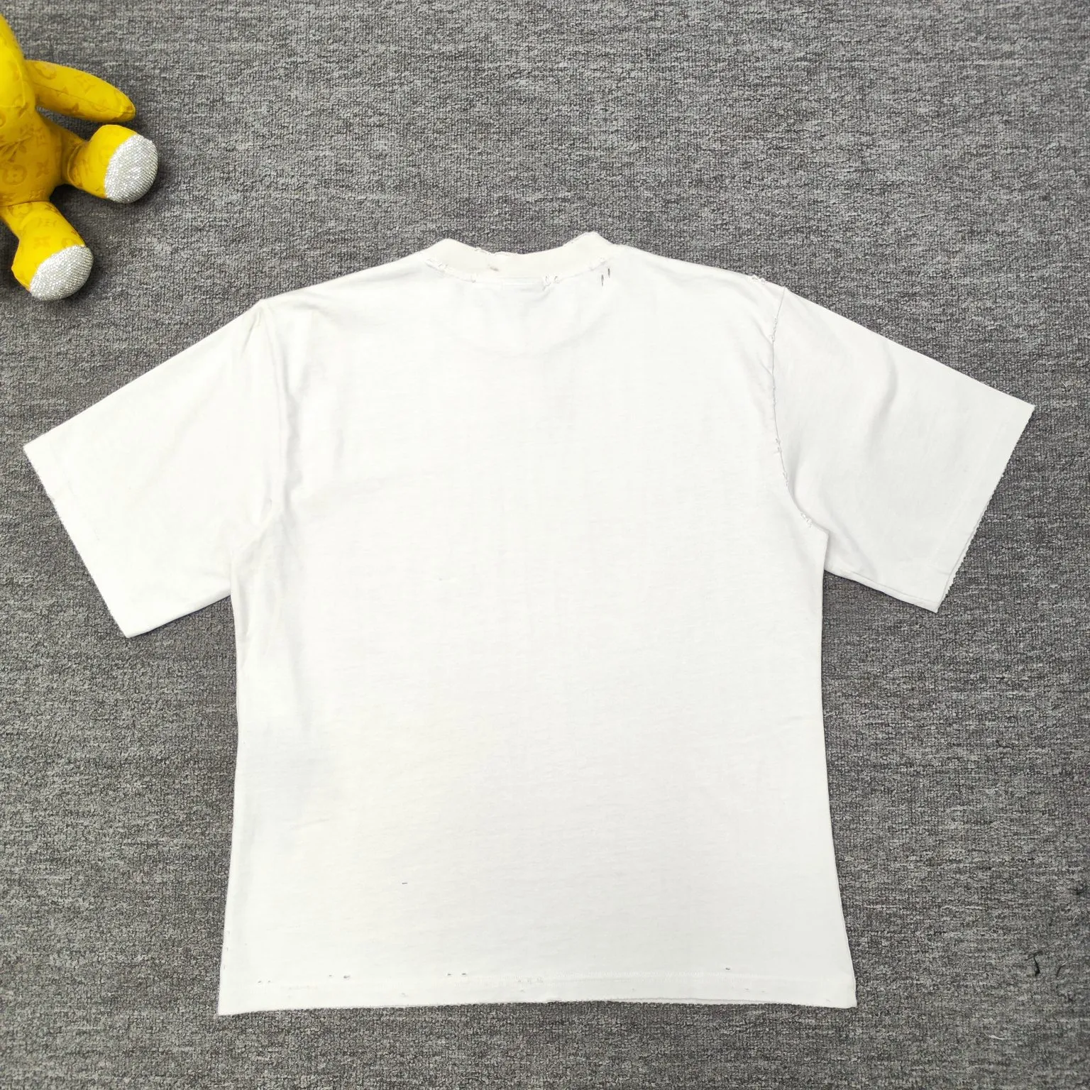 [New] Top version - BALENCIAGA - Bien foam printed round neck short sleeves, original development of custom-woven fabric technology and washed treatment. High gram weight 280 grams of fabric, full texture, clean cloth, soft and comfortable. Solona thread custom dyeing without color difference. Retro jersey fabric, unisex style, round neck short sleeves, front decorated with not been done art prints, destroyed washed fade effect, retro jersey fabric, using 15s fine cotton plain weave; matching 32s double yarn rack thread. Fine cotton fabrics usually have better moisture absorption, breathability, warmth retention and wear resistance, and are also softer and smoother. Vintage cotton fabric is a relatively thick cotton fabric with a retro-style tone, and has been carefully processed and processed to have excellent texture and performance. Due to fine processing, the fine cotton fabric is relatively light and thin, feels soft and comfortable, and fits the skin very well when worn. The front is decorated with not been done artwork printing, strong fastness anti-sublimation multi-color suede foam printing is a special printing process designed to provide high-strength printing effect and prevent color sublimation and diffusion. Made through precise formula and controlled process, it not only provides rich and full color effects, but also meets the fastness requirements, ensuring that it will not fade or be damaged easily. The foaming pulp has excellent foaming performance and can form a unique suede effect, which increases the softness and elasticity of the printing surface and makes the colors more vivid and layered. Drying and fixing are done through processes such as specific heating or UV curing. Make sure that the foaming pulp is tightly combined with the fabric to form a strong and elastic thin layer. High collar, oversize loose fit, oversize loose silhouette design, basic round neckline with dropped shoulder line, vertical pit woven code from top to bottom, collar, cuffs, and hem all have ruffles, and sleeve length is longer to highlight the details. The thickness of the ready-made garment is the same as the original version, and it is additionally shaped to make the upper body wider and not easily deformed. Color: pink black active white code number: XS-L P: 300