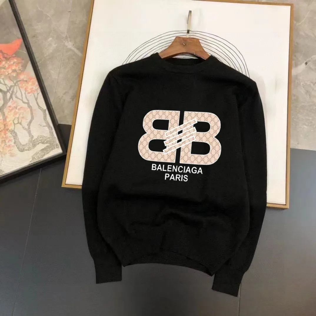 🅿️240 【BALENCIAGA】Autumn and winter classic round neck pullover sweater, in full condition! ! ! Wool blended fabric, the latest model in 2025, golden ratio! ! Slim-fitting soft gold, versatile and practical item, the combination and practicality are extremely powerful, simple and elegant, and classy! To create your own style, it is highly recommended to buy it in two colors. The standard slim fit tailoring process is suitable for both young and old men. It is knitted from wool and will not cause any discomfort! While keeping warm, it is stylish, textured and wearable, and the classic logo with contrasting colors on the chest feels in place! ! Recommended for regular customers! ! Size M-3XL (maximum wear: 190 pounds)