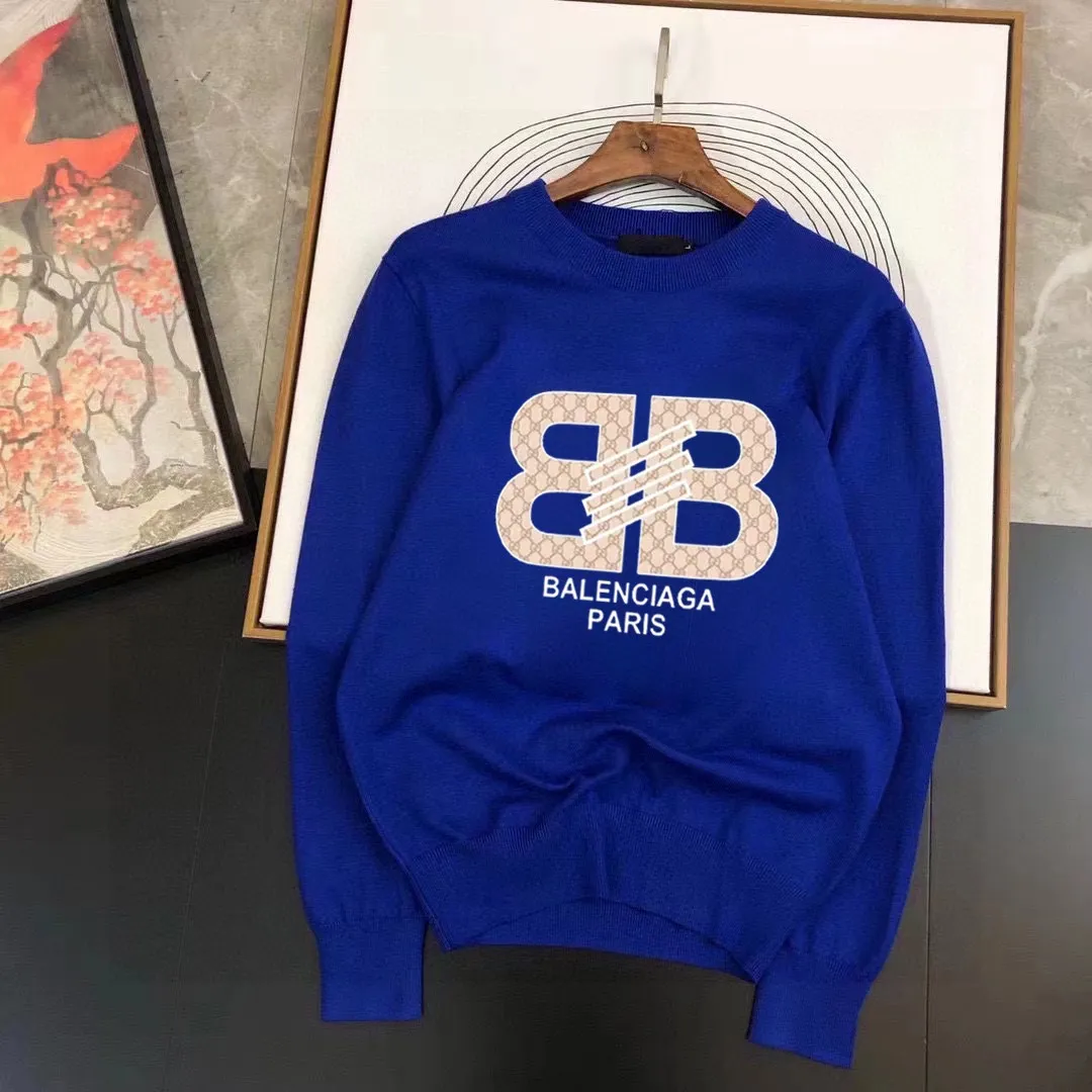 🅿️240 【BALENCIAGA】Autumn and winter classic round neck pullover sweater, in full condition! ! ! Wool blended fabric, the latest model in 2025, golden ratio! ! Slim-fitting soft gold, versatile and practical item, the combination and practicality are extremely powerful, simple and elegant, and classy! To create your own style, it is highly recommended to buy it in two colors. The standard slim fit tailoring process is suitable for both young and old men. It is knitted from wool and will not cause any discomfort! While keeping warm, it is stylish, textured and wearable, and the classic logo with contrasting colors on the chest feels in place! ! Recommended for regular customers! ! Size M-3XL (maximum wear: 190 pounds)