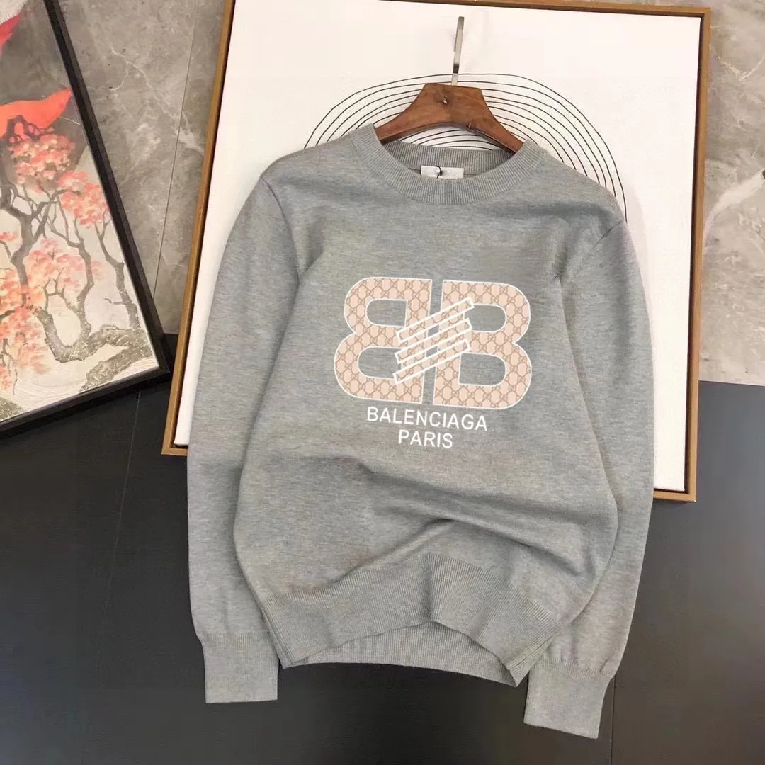 🅿️240 【BALENCIAGA】Autumn and winter classic round neck pullover sweater, in full condition! ! ! Wool blended fabric, the latest model in 2025, golden ratio! ! Slim-fitting soft gold, versatile and practical item, the combination and practicality are extremely powerful, simple and elegant, and classy! To create your own style, it is highly recommended to buy it in two colors. The standard slim fit tailoring process is suitable for both young and old men. It is knitted from wool and will not cause any discomfort! While keeping warm, it is stylish, textured and wearable, and the classic logo with contrasting colors on the chest feels in place! ! Recommended for regular customers! ! Size M-3XL (maximum wear: 190 pounds)