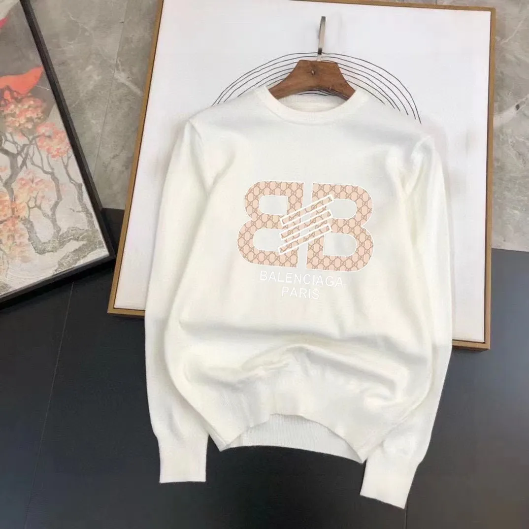 🅿️240 【BALENCIAGA】Autumn and winter classic round neck pullover sweater, in full condition! ! ! Wool blended fabric, the latest model in 2025, golden ratio! ! Slim-fitting soft gold, versatile and practical item, the combination and practicality are extremely powerful, simple and elegant, and classy! To create your own style, it is highly recommended to buy it in two colors. The standard slim fit tailoring process is suitable for both young and old men. It is knitted from wool and will not cause any discomfort! While keeping warm, it is stylish, textured and wearable, and the classic logo with contrasting colors on the chest feels in place! ! Recommended for regular customers! ! Size M-3XL (maximum wear: 190 pounds)