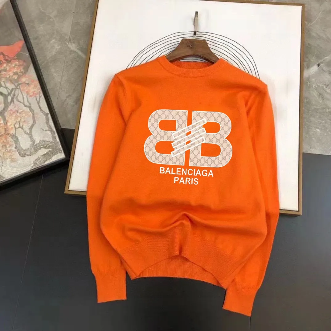 🅿️240 【BALENCIAGA】Autumn and winter classic round neck pullover sweater, in full condition! ! ! Wool blended fabric, the latest model in 2025, golden ratio! ! Slim-fitting soft gold, versatile and practical item, the combination and practicality are extremely powerful, simple and elegant, and classy! To create your own style, it is highly recommended to buy it in two colors. The standard slim fit tailoring process is suitable for both young and old men. It is knitted from wool and will not cause any discomfort! While keeping warm, it is stylish, textured and wearable, and the classic logo with contrasting colors on the chest feels in place! ! Recommended for regular customers! ! Size M-3XL (maximum wear: 190 pounds)
