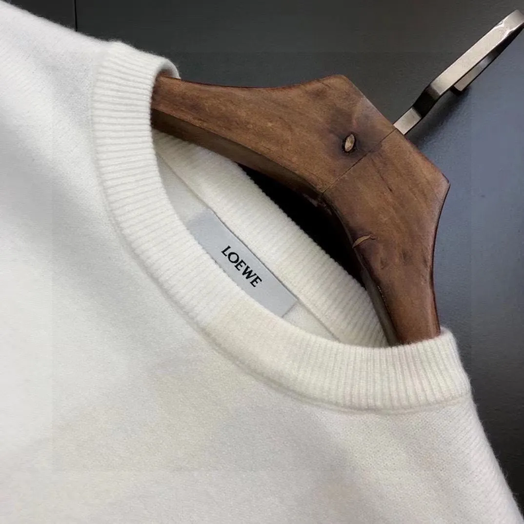 🅿️240 【BALENCIAGA】Autumn and winter classic round neck pullover sweater, in full condition! ! ! Wool blended fabric, the latest model in 2025, golden ratio! ! Slim-fitting soft gold, versatile and practical item, the combination and practicality are extremely powerful, simple and elegant, and classy! To create your own style, it is highly recommended to buy it in two colors. The standard slim fit tailoring process is suitable for both young and old men. It is knitted from wool and will not cause any discomfort! While keeping warm, it is stylish, textured and wearable, and the classic logo with contrasting colors on the chest feels in place! ! Recommended for regular customers! ! Size M-3XL (maximum wear: 190 pounds)