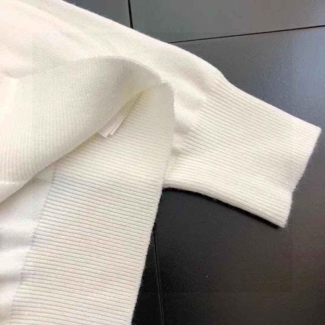 🅿️240 【BALENCIAGA】Autumn and winter classic round neck pullover sweater, in full condition! ! ! Wool blended fabric, the latest model in 2025, golden ratio! ! Slim-fitting soft gold, versatile and practical item, the combination and practicality are extremely powerful, simple and elegant, and classy! To create your own style, it is highly recommended to buy it in two colors. The standard slim fit tailoring process is suitable for both young and old men. It is knitted from wool and will not cause any discomfort! While keeping warm, it is stylish, textured and wearable, and the classic logo with contrasting colors on the chest feels in place! ! Recommended for regular customers! ! Size M-3XL (maximum wear: 190 pounds)