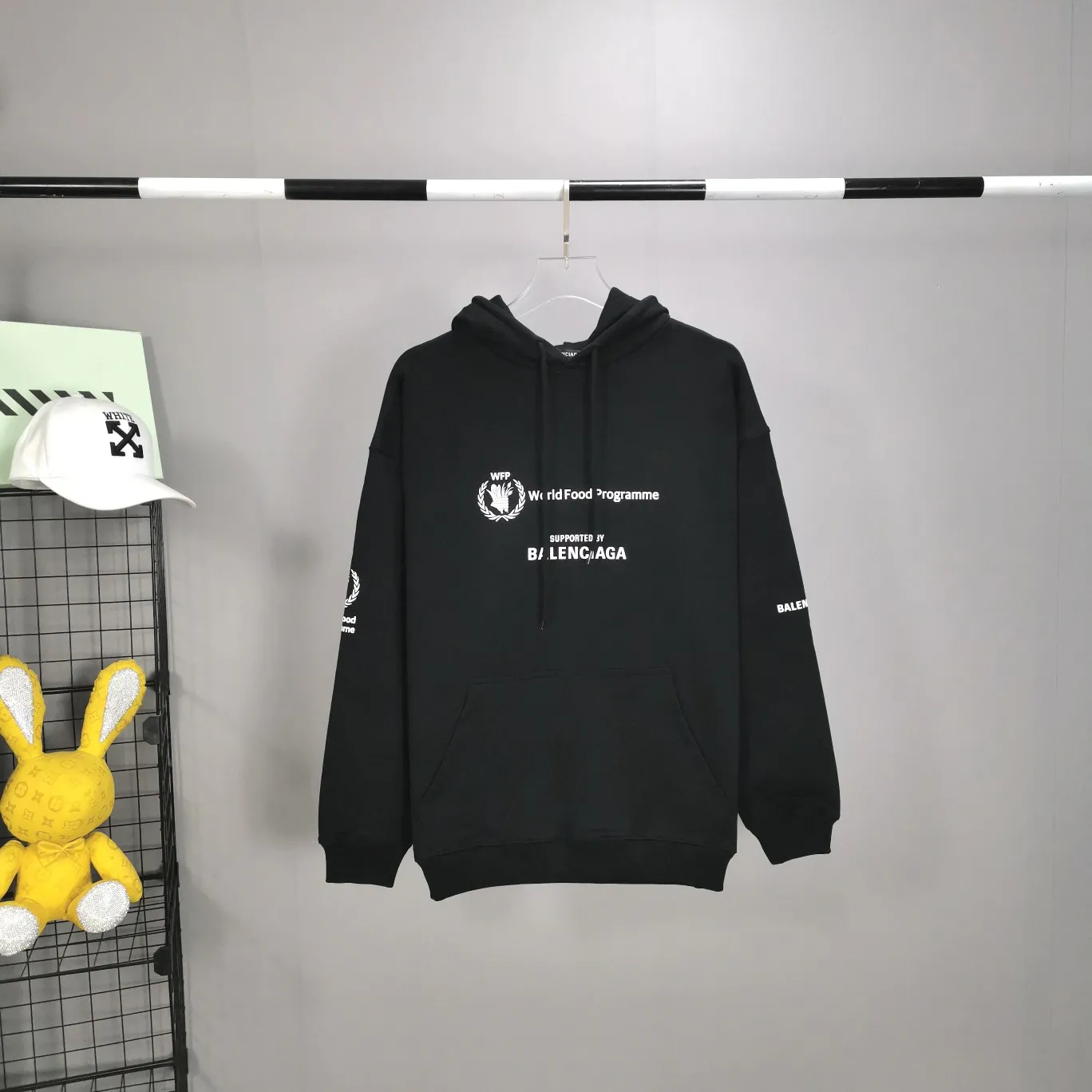 Top quality Balenciaga Balenciaga 22SS new WFP World Food Agency male and female couple celebrity autumn and winter pure cotton hooded sweatshirt. The fabric is made of 480 grams of pure cotton terry material. It does not pill and feels very good. It has been printed and dressed up dozens of times in order to achieve a 1:1 effect. All imported slurries are used. Proportional foaming powder is added to the slurry to foam at high temperatures. The printing convex effect is very good, and the powder does not fall off or break. The front and rear panels are washable and environmentally friendly. The entire printing process takes a long time. The hem and cuffs are all customized threads. There is no error in dyeing in the same vat. The workmanship is perfect. The accessories are all customized. This year’s market hot trend has many Internet celebrities. The top is very trendy. The same style for men and women. OverSzie version. Color: Black White Size: XS-L P:450